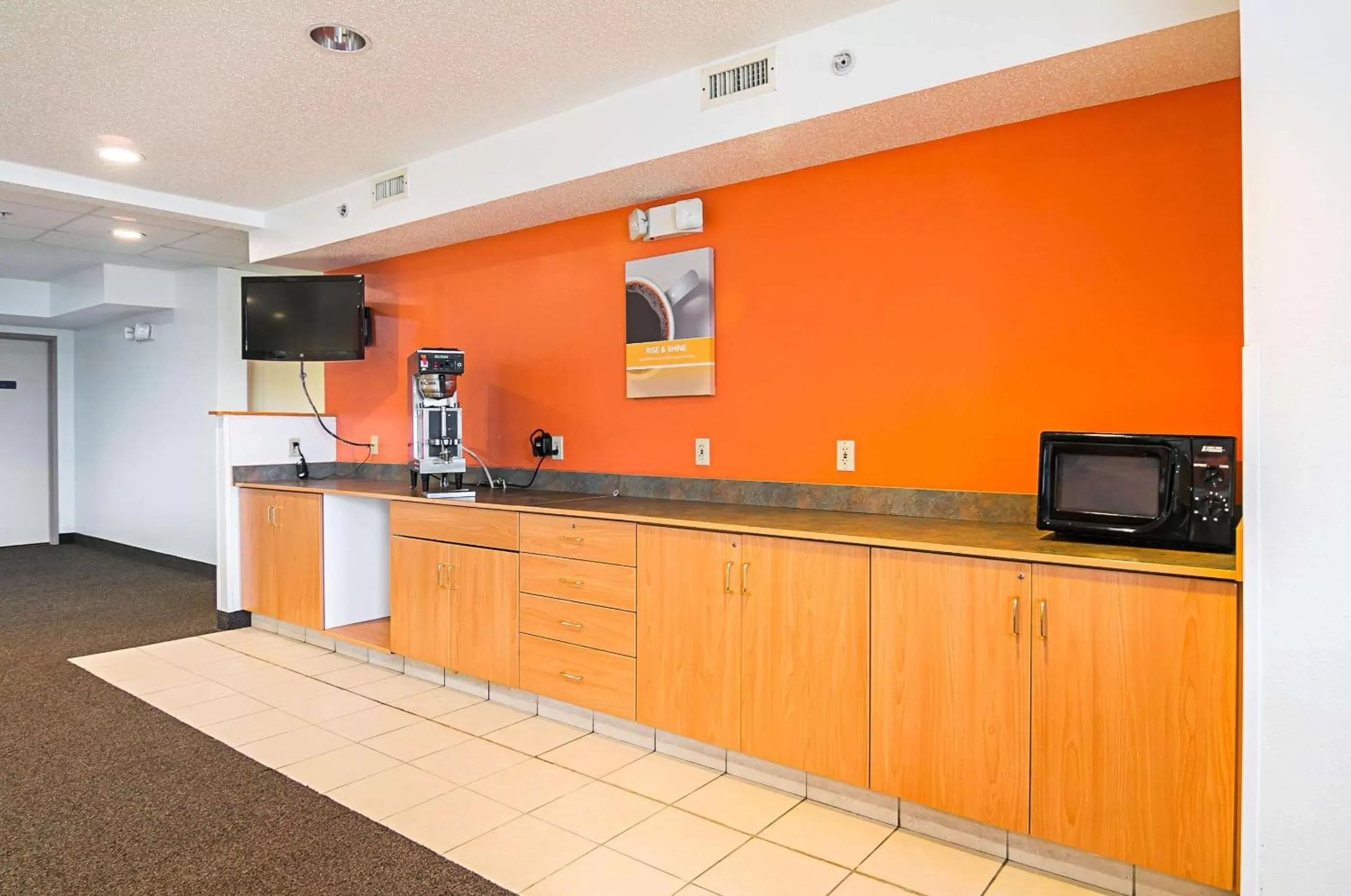 Communal lounge/ TV room, Kitchen/Kitchenette in Motel 6-Sycamore, IL