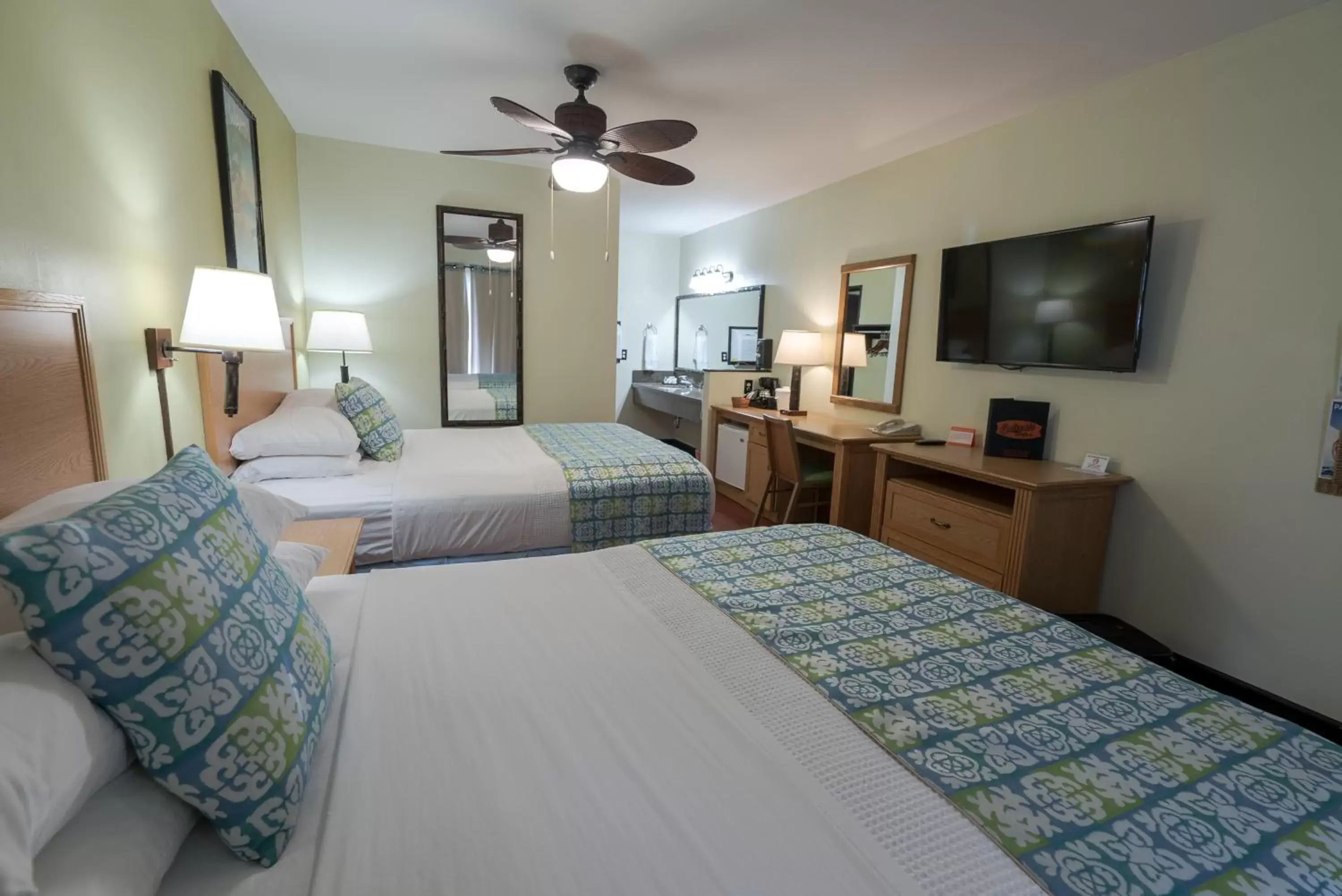 Bedroom, Bed in Caliente Tropics