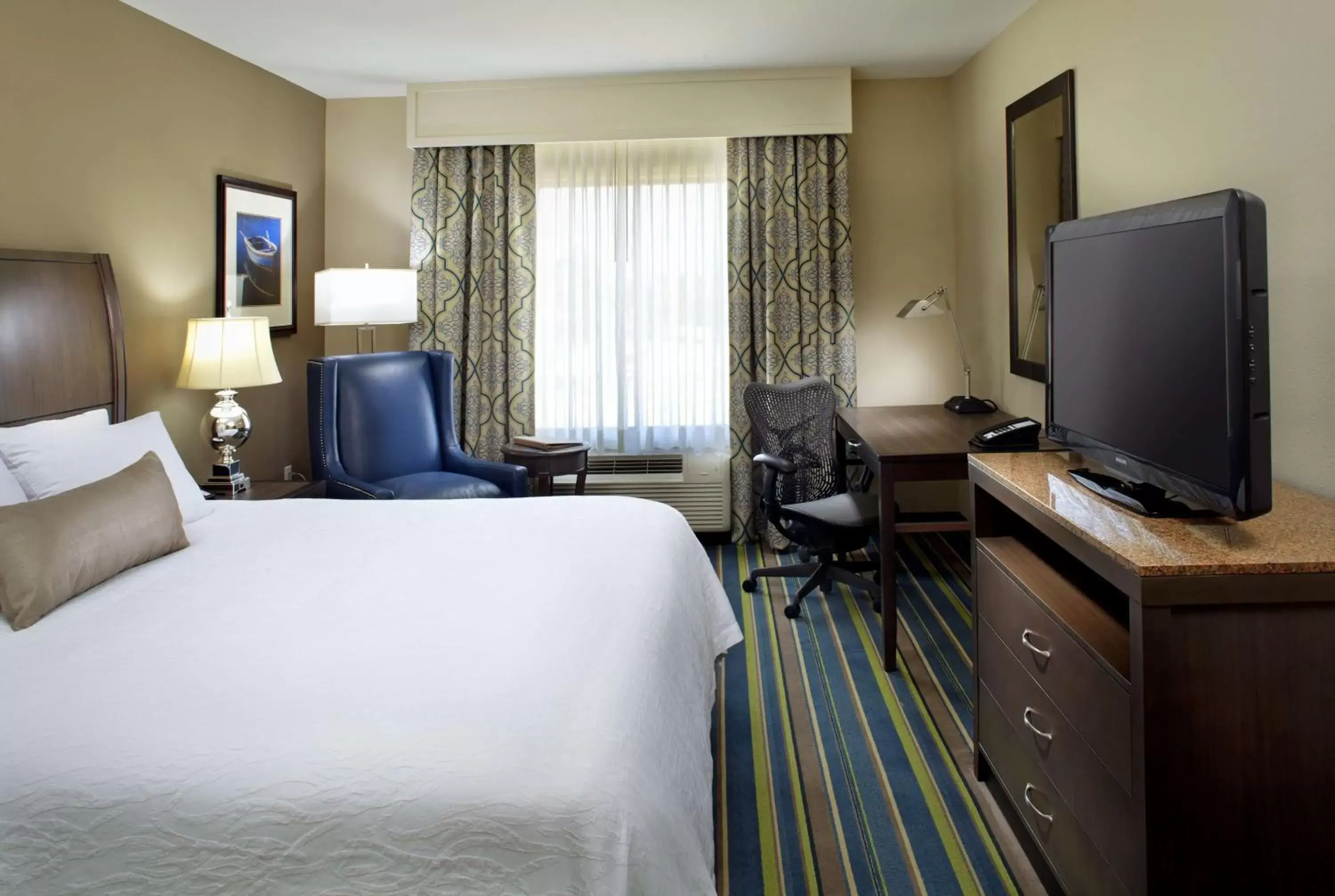 Bedroom, TV/Entertainment Center in Hilton Garden Inn Texarkana