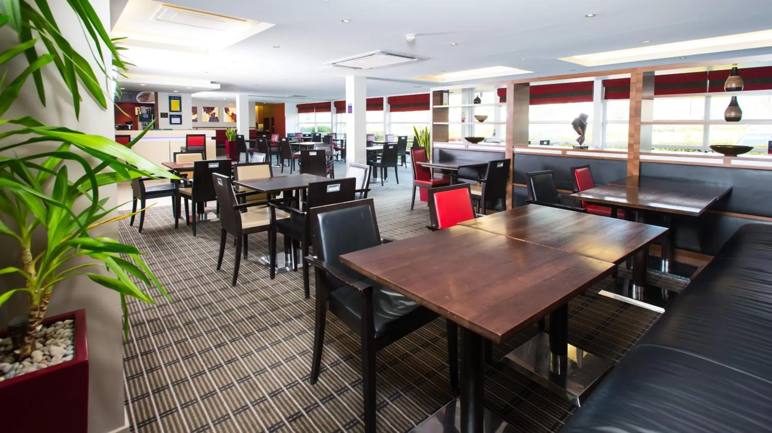 Restaurant/Places to Eat in Holiday Inn Express Milton Keynes, an IHG Hotel