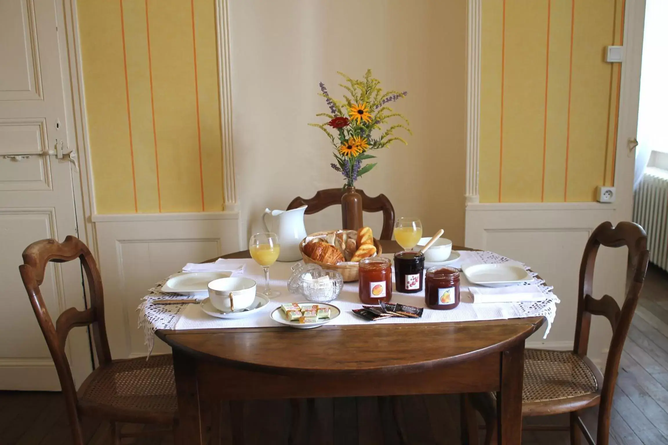 Continental breakfast, Restaurant/Places to Eat in Chambres d'hôtes La Distillerie B&B