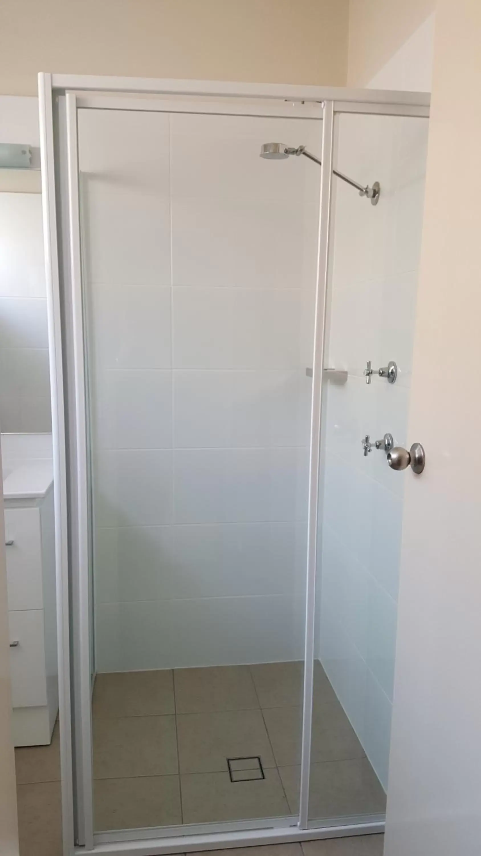 Shower, Bathroom in George Bass Motor Inn