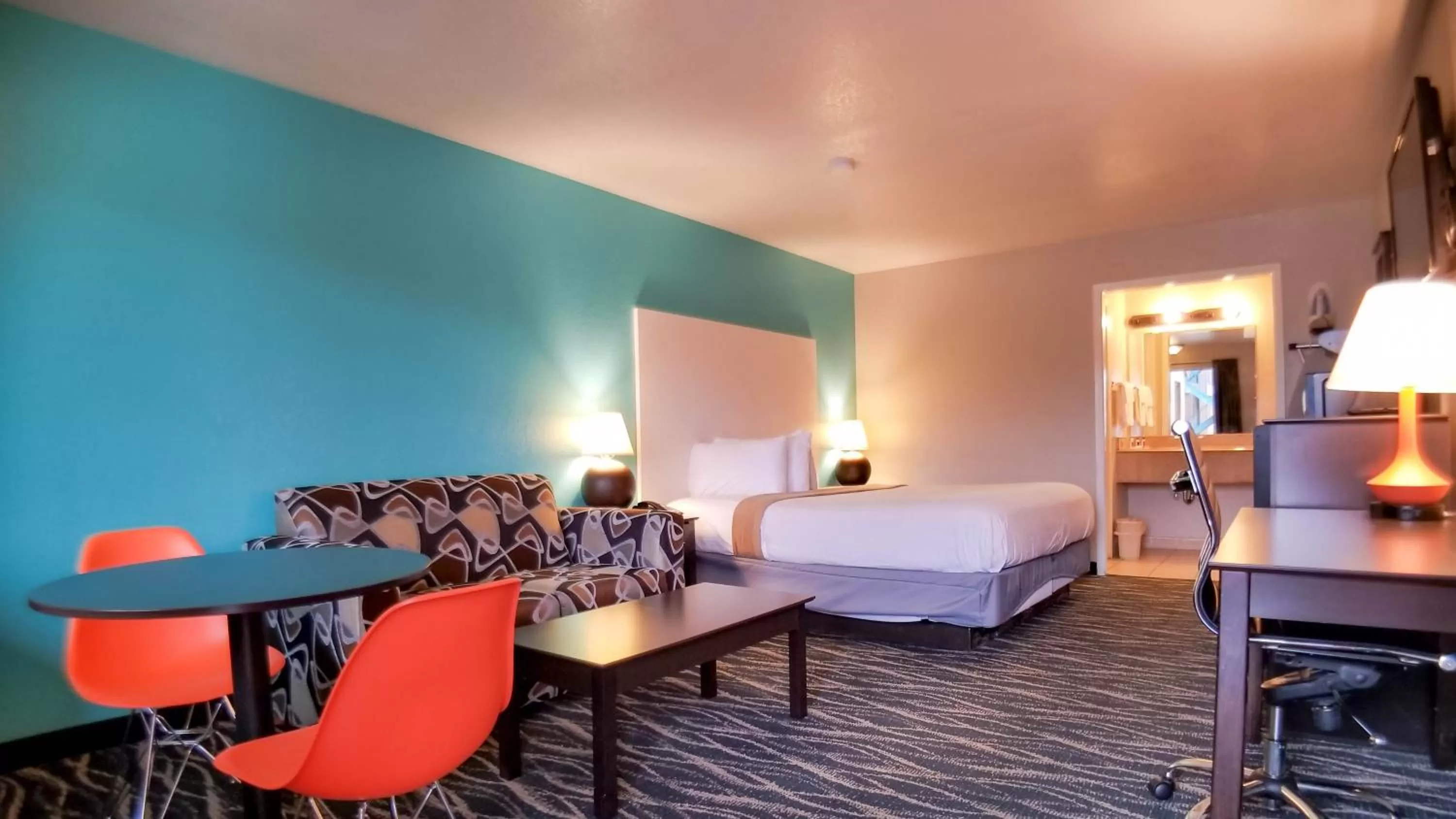 Bed in Howard Johnson by Wyndham Houston Hobby Airport
