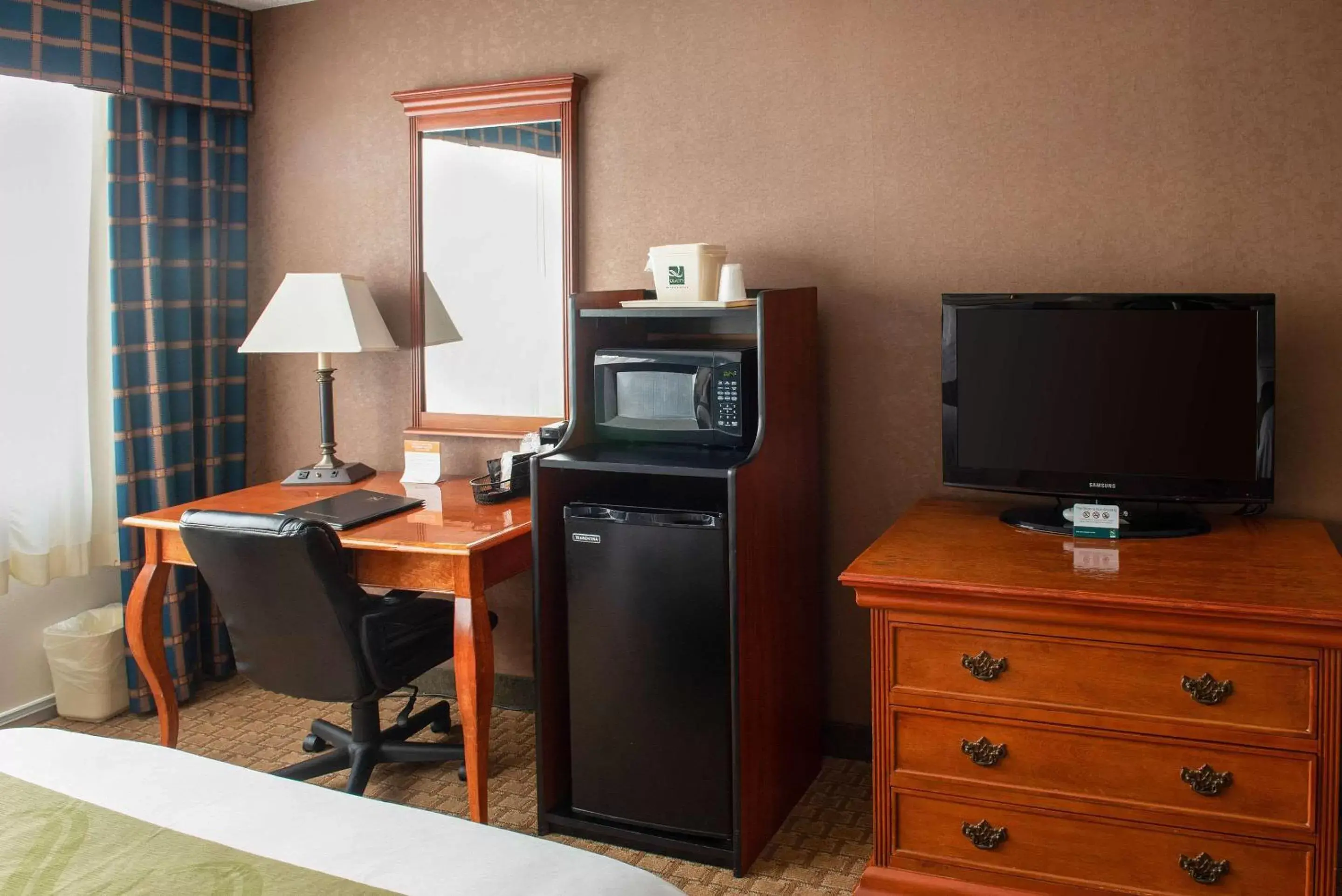 Photo of the whole room, TV/Entertainment Center in Quality Inn Beckley