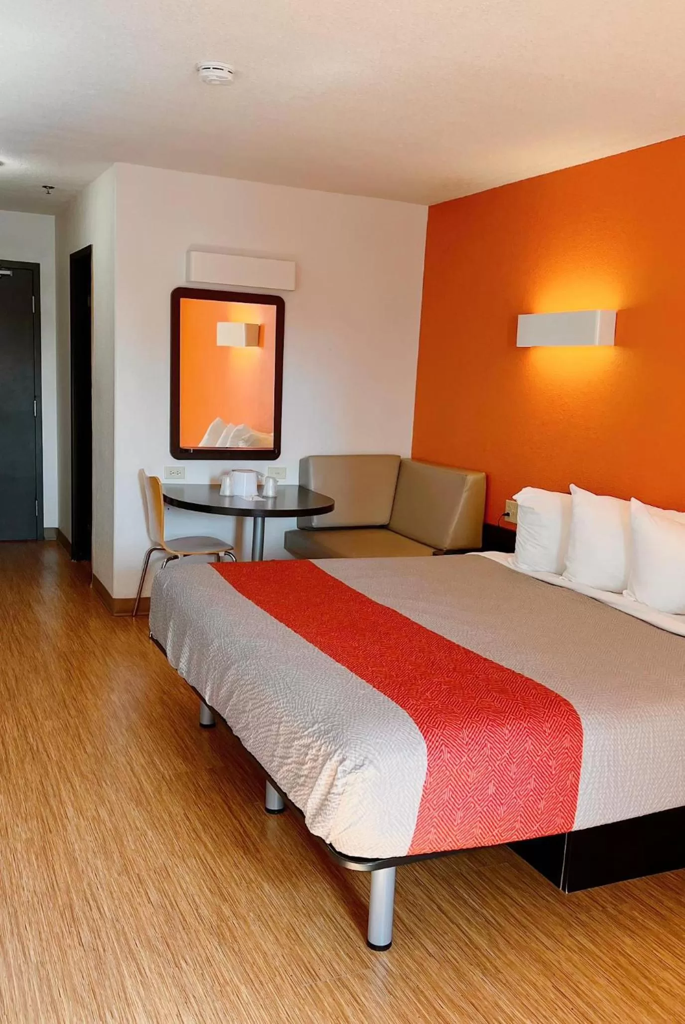 Bed in Motel 6-Regina, SK