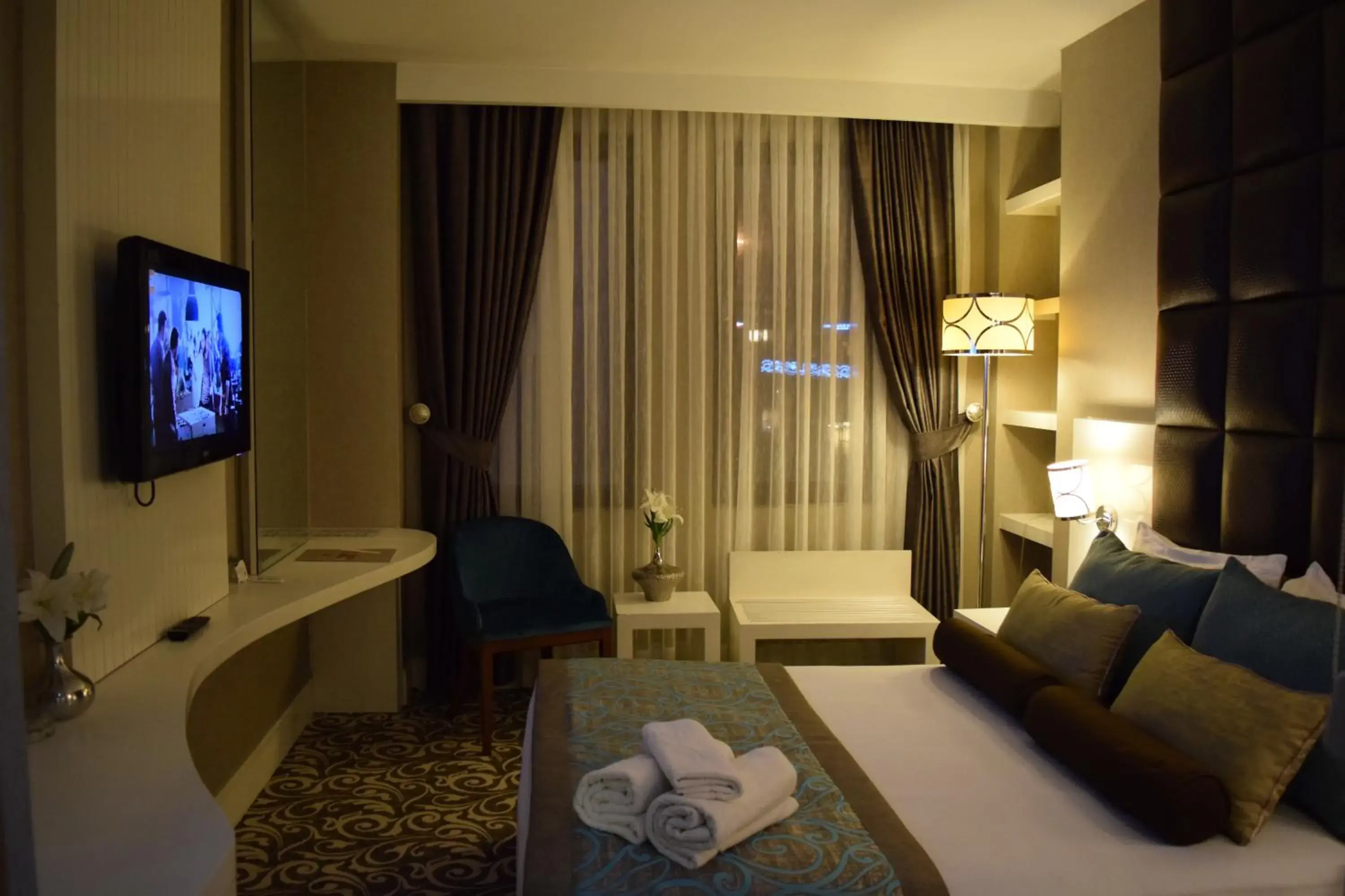 Shower, TV/Entertainment Center in Taksim Line Hotel