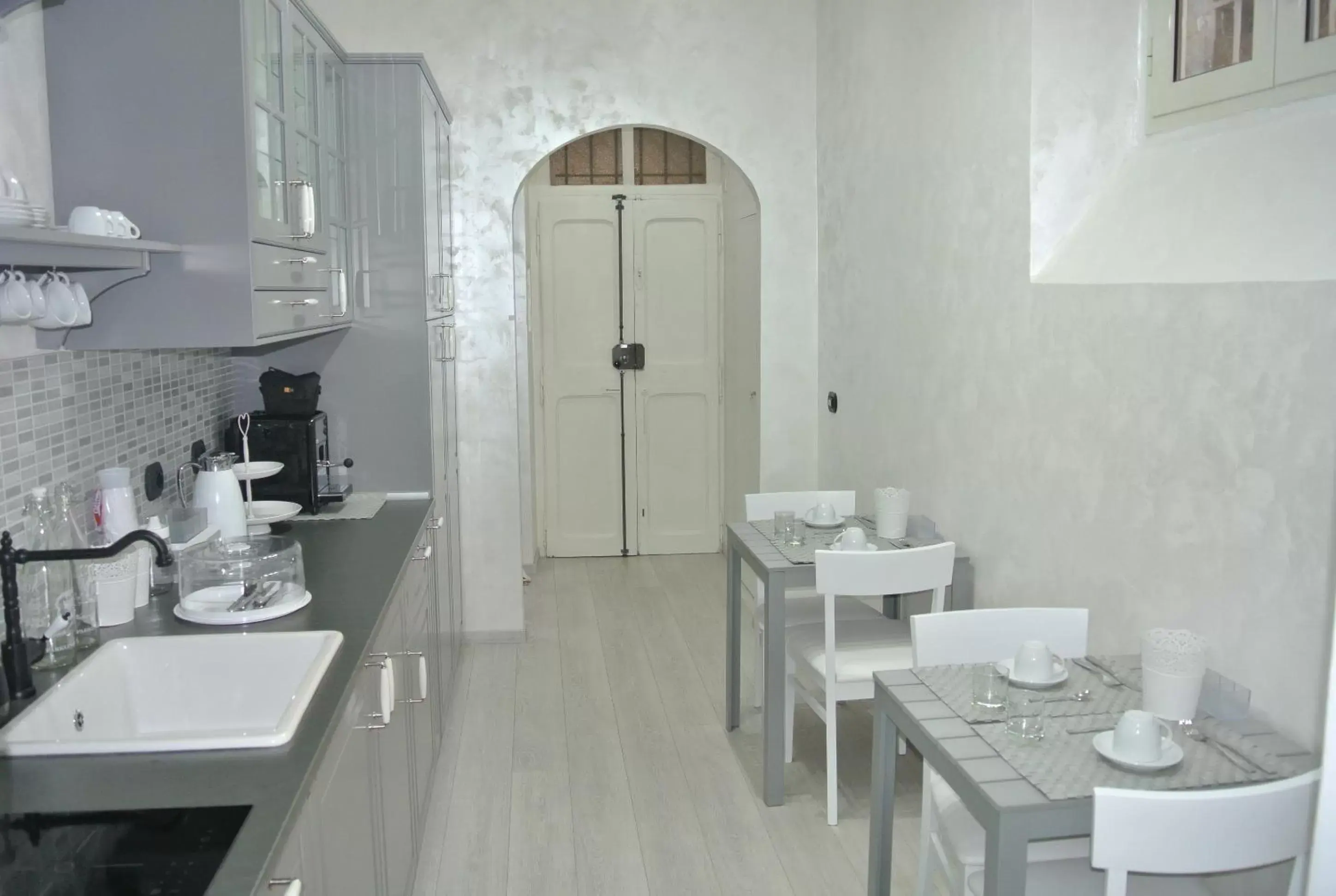 Kitchen or kitchenette, Restaurant/Places to Eat in B&B Insula Urbis