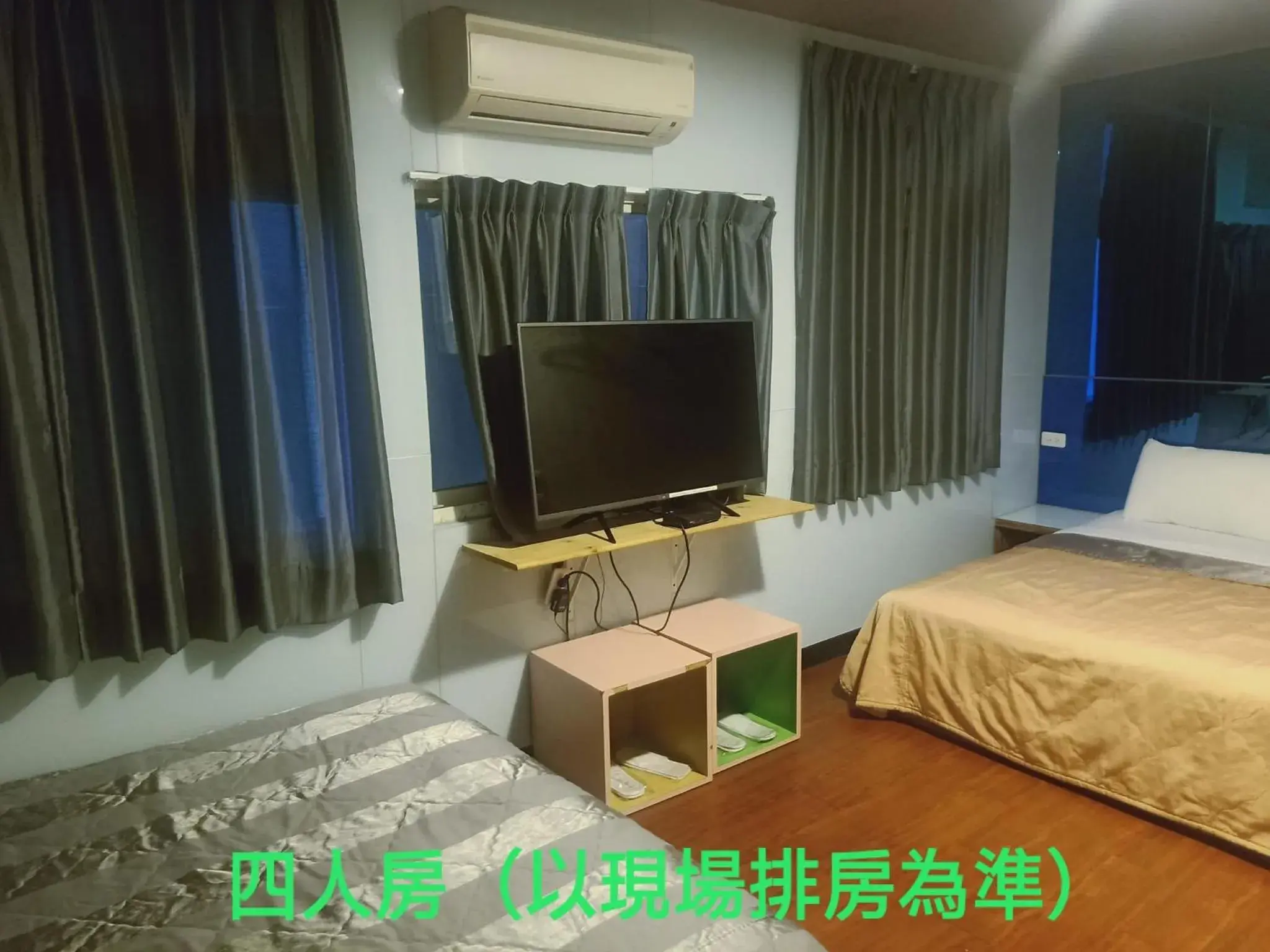 Photo of the whole room, TV/Entertainment Center in Yung Feng Hotel