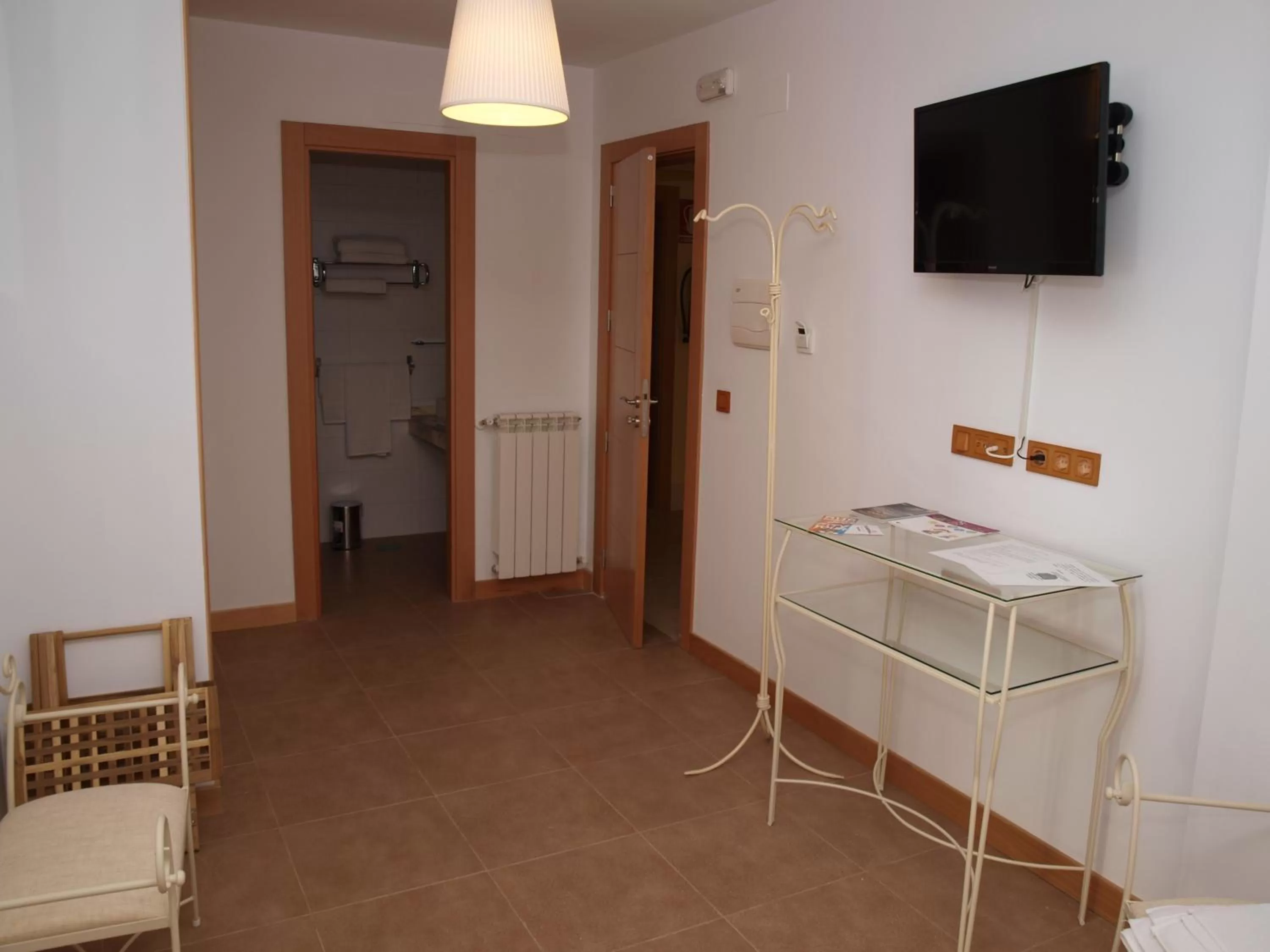 Photo of the whole room, TV/Entertainment Center in Hostal La Ribera del Júcar