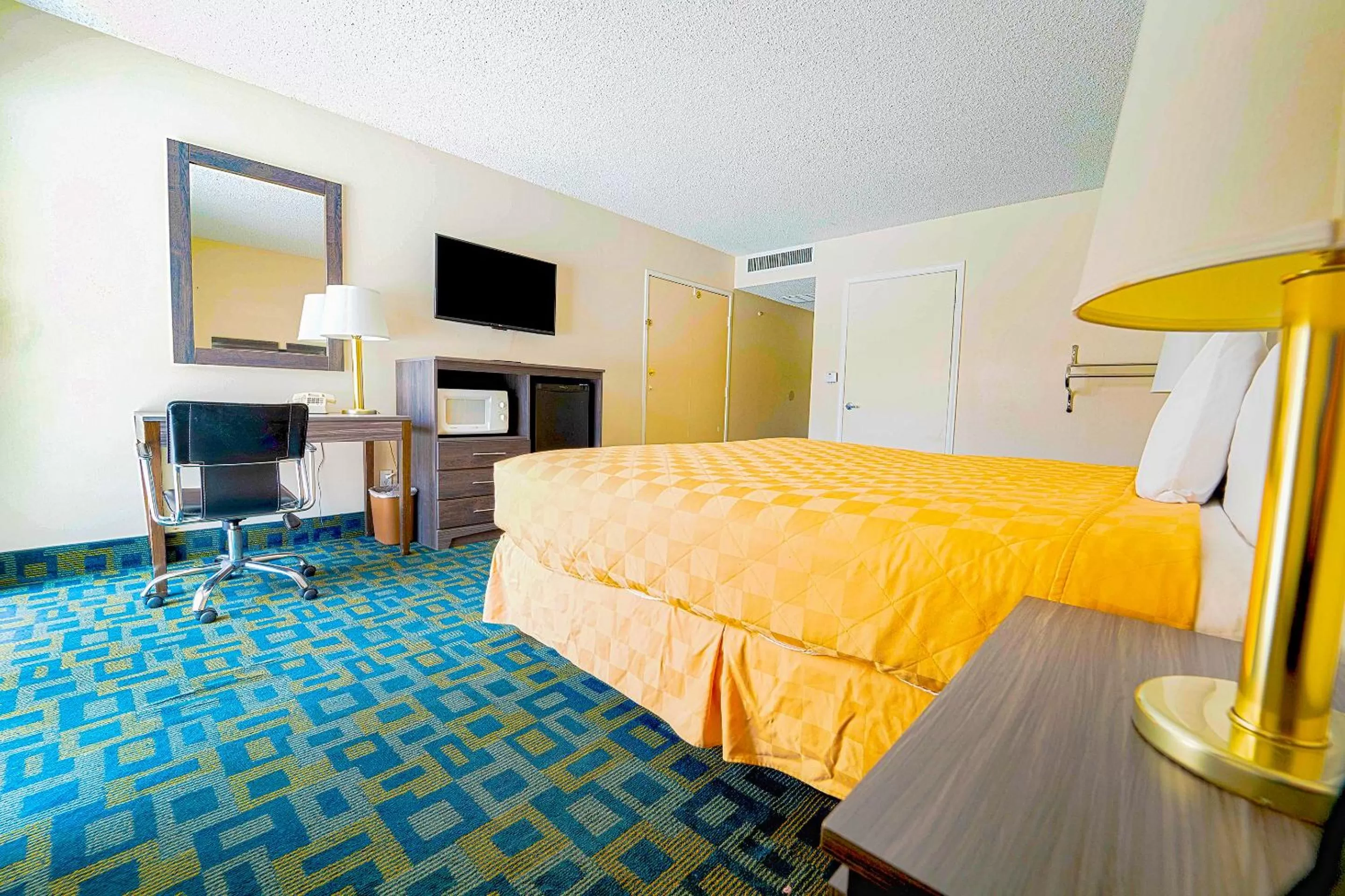 Bedroom, Bed in Royal Plaza Inn