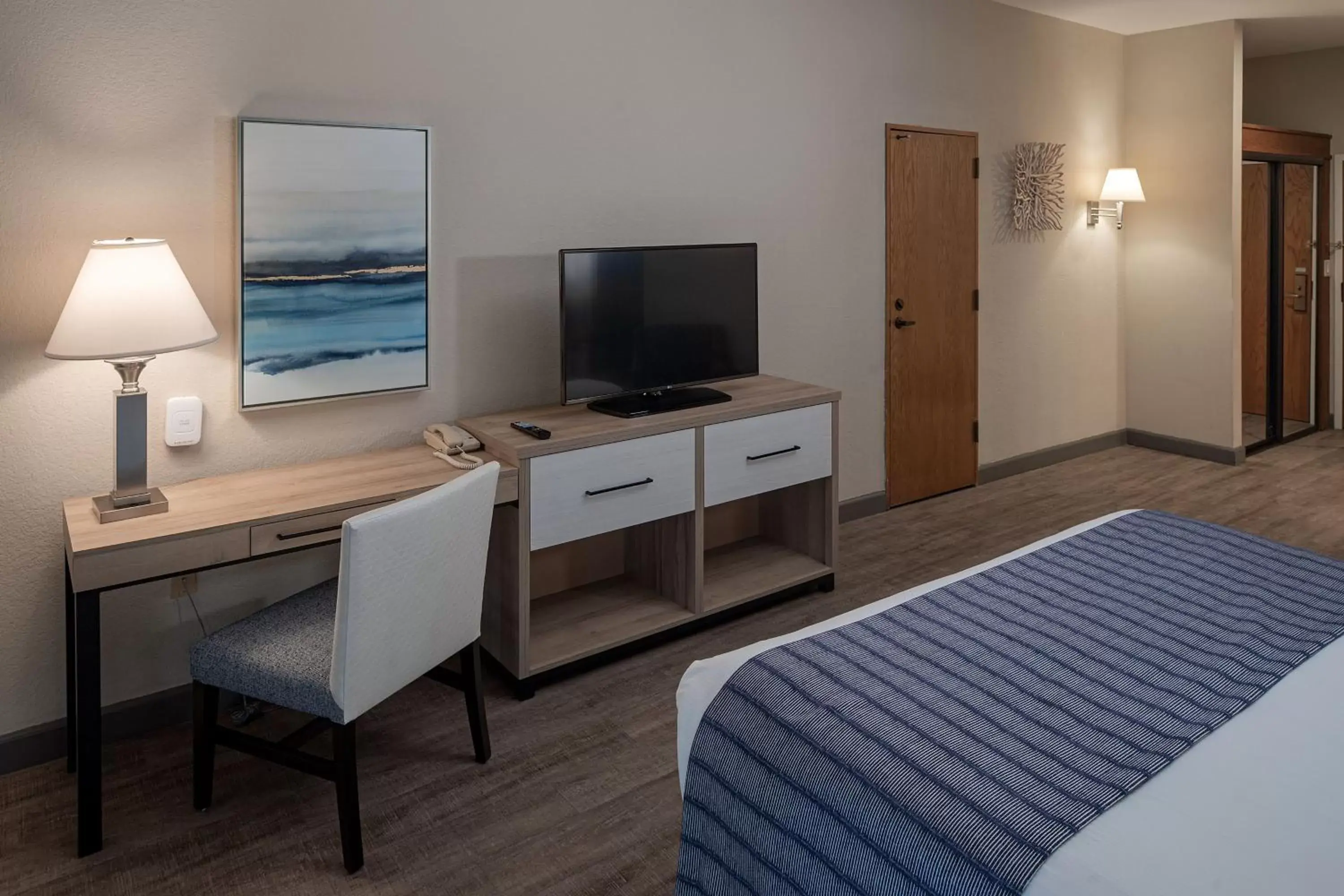 Bedroom, TV/Entertainment Center in Bay Club Hotel and Marina