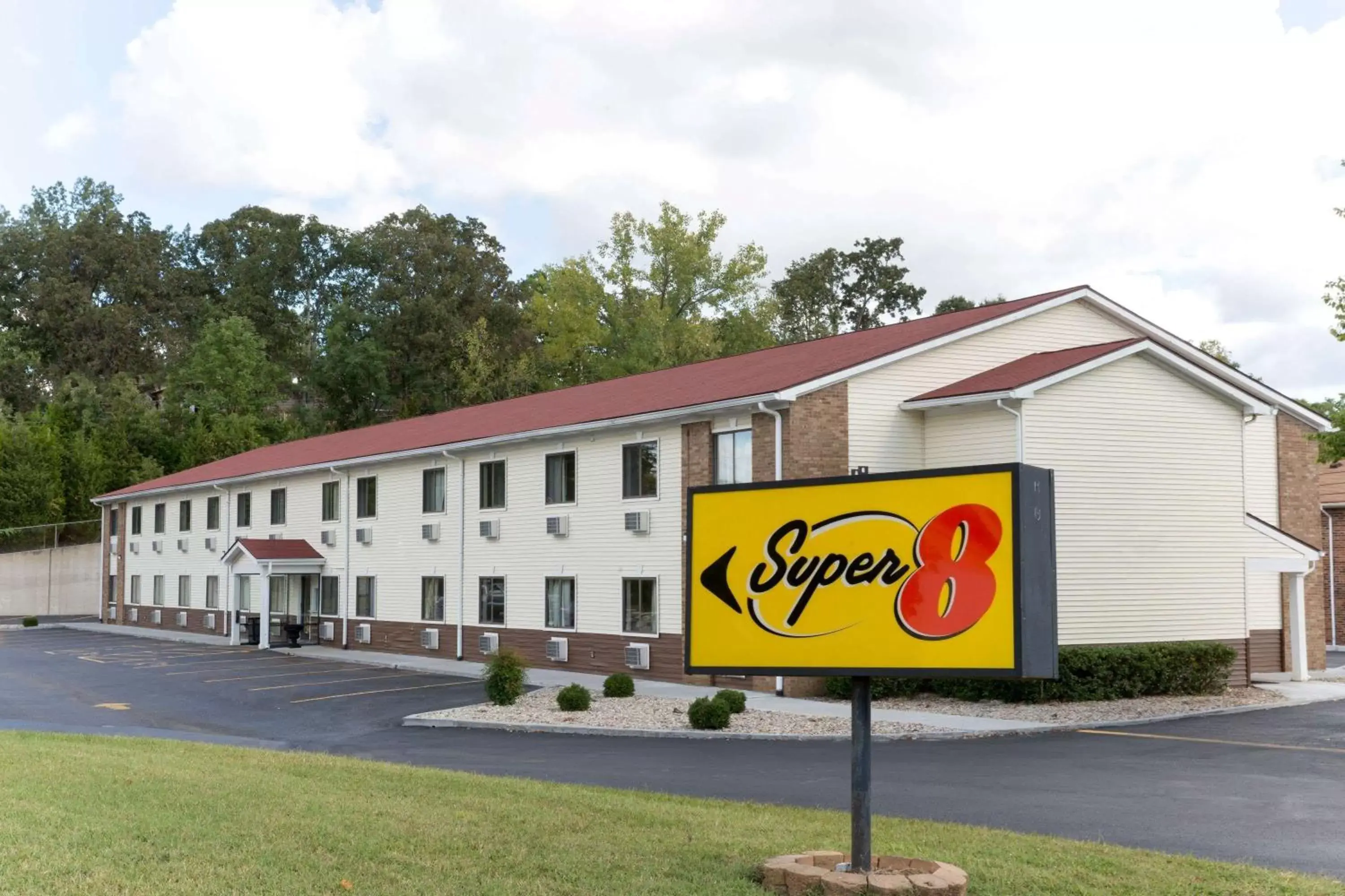Property Building in Super 8 by Wyndham Radcliff Ft. Knox Area
