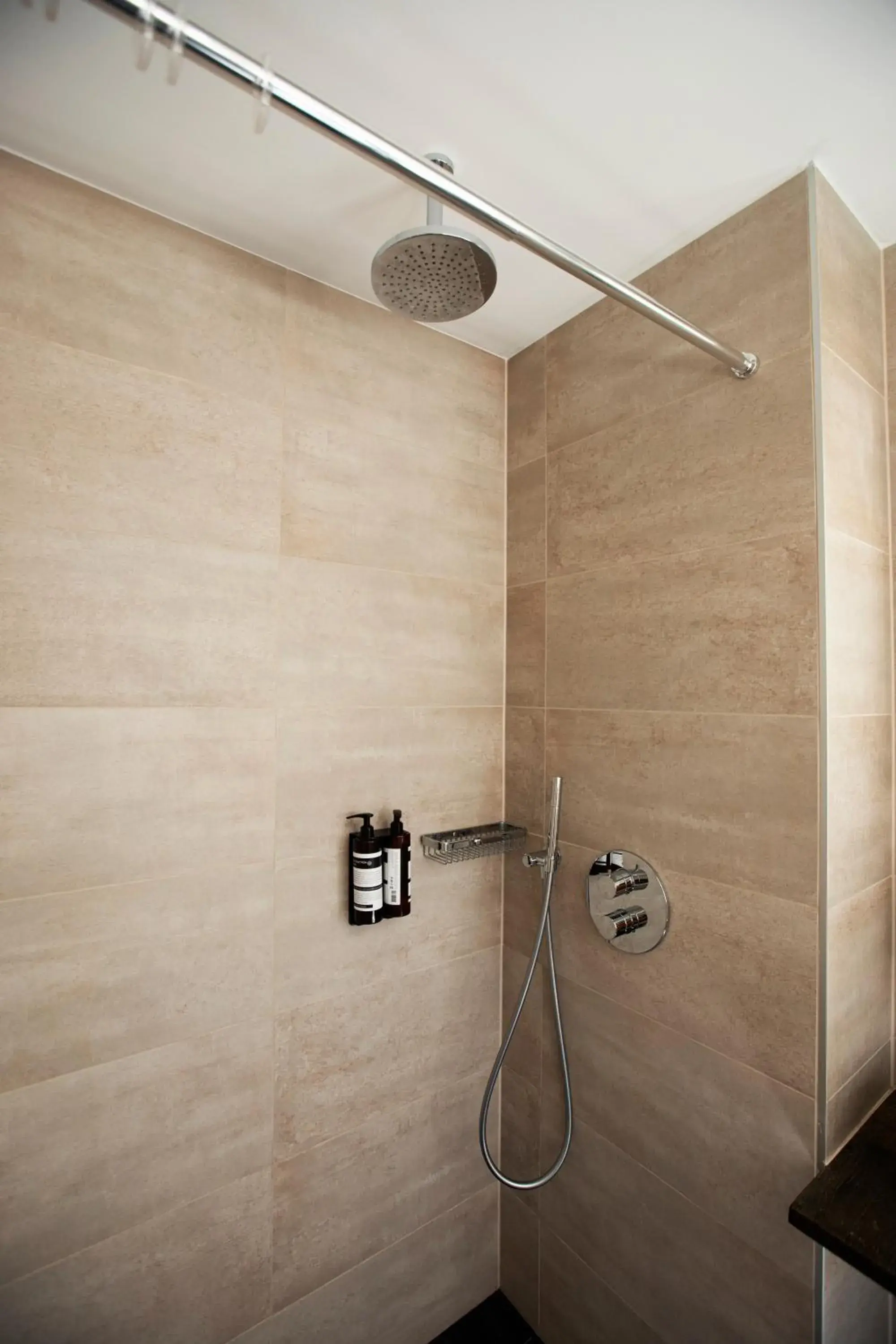 Shower, Bathroom in Quentin Golden Bear Hotel