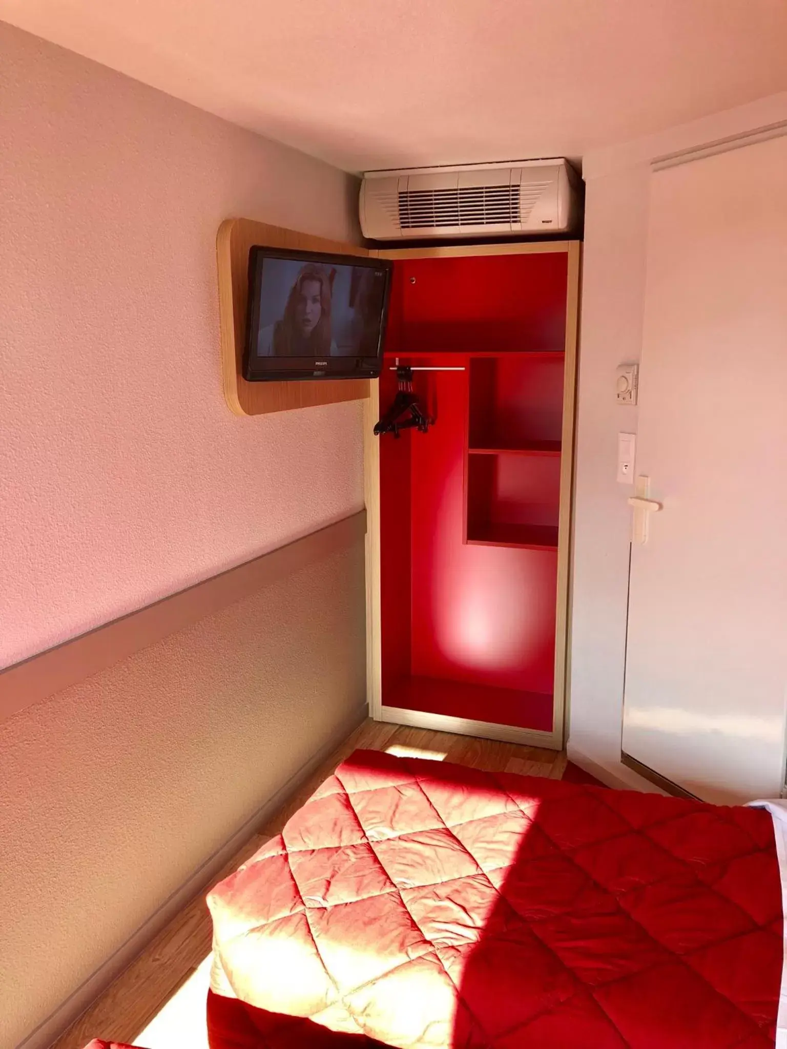 TV and multimedia, TV/Entertainment Center in Premiere Classe Perpignan Sud