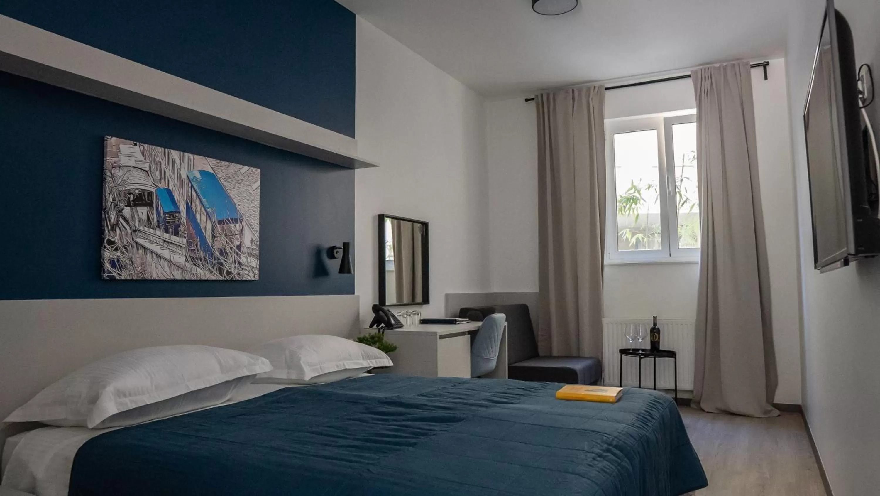 Bedroom, Bed in Hotel Blue