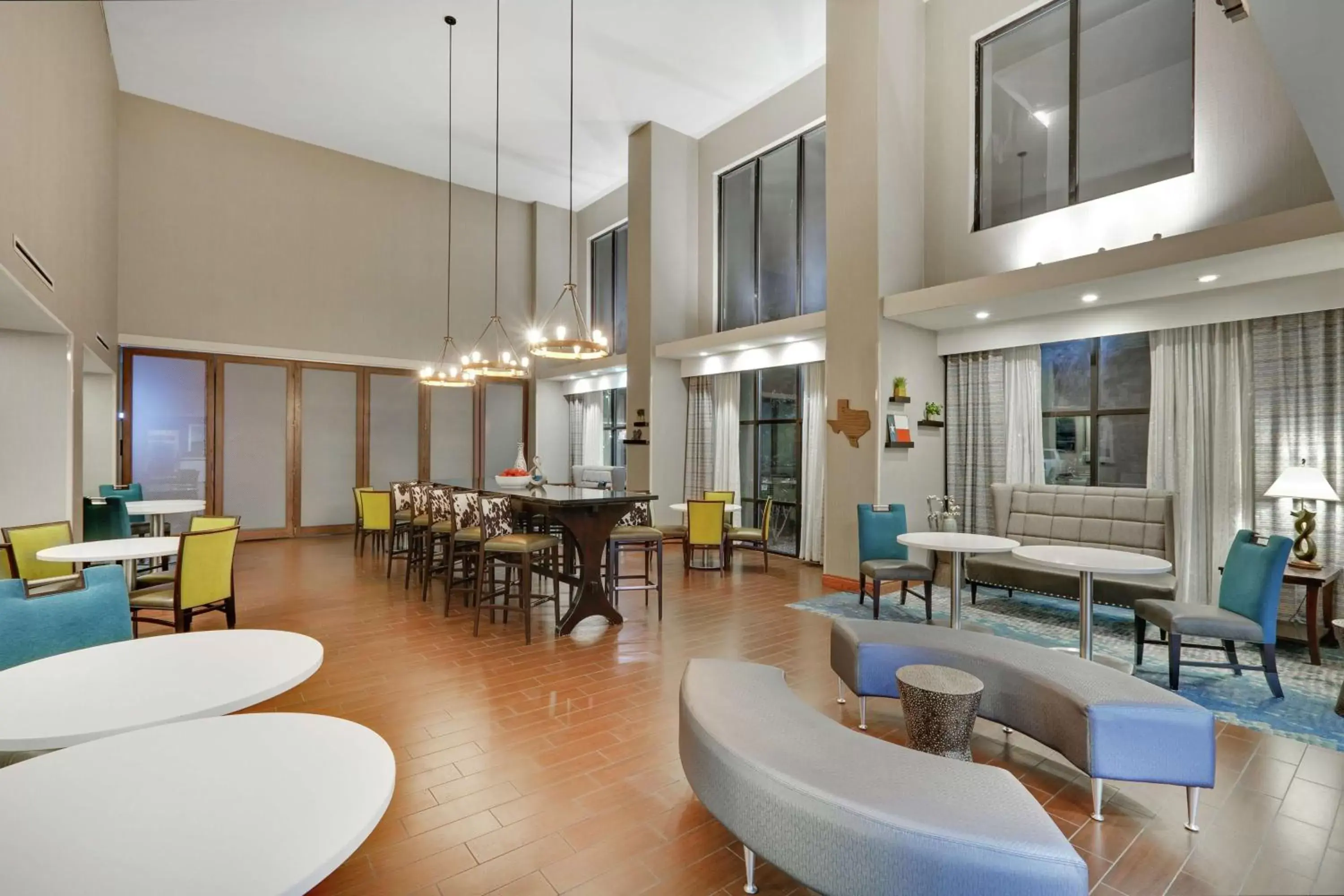 Lobby or reception, Lounge/Bar in Hampton Inn & Suites Childress