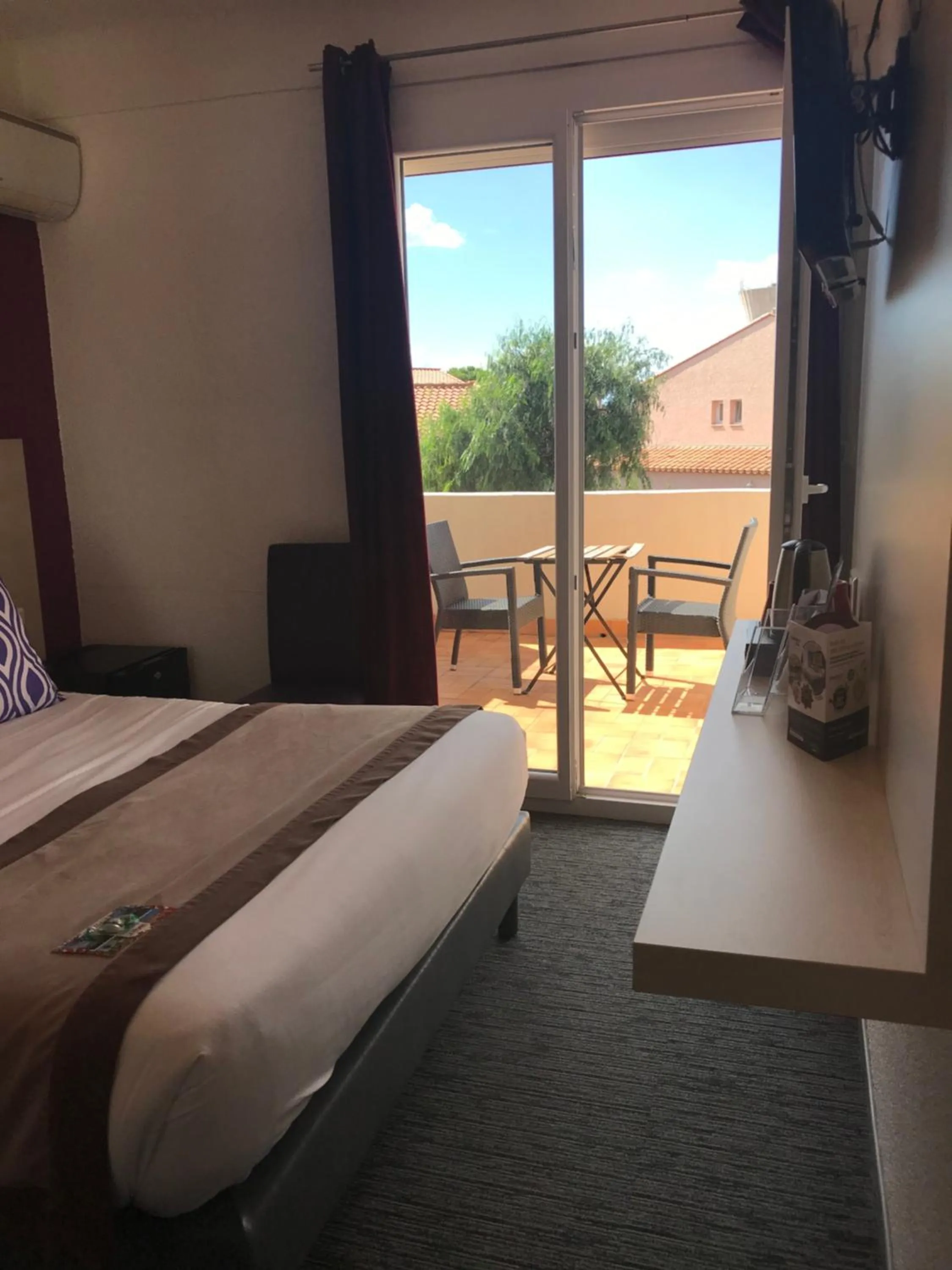 Photo of the whole room, Bed in Le Regina Hôtel et restaurant Canet-plage