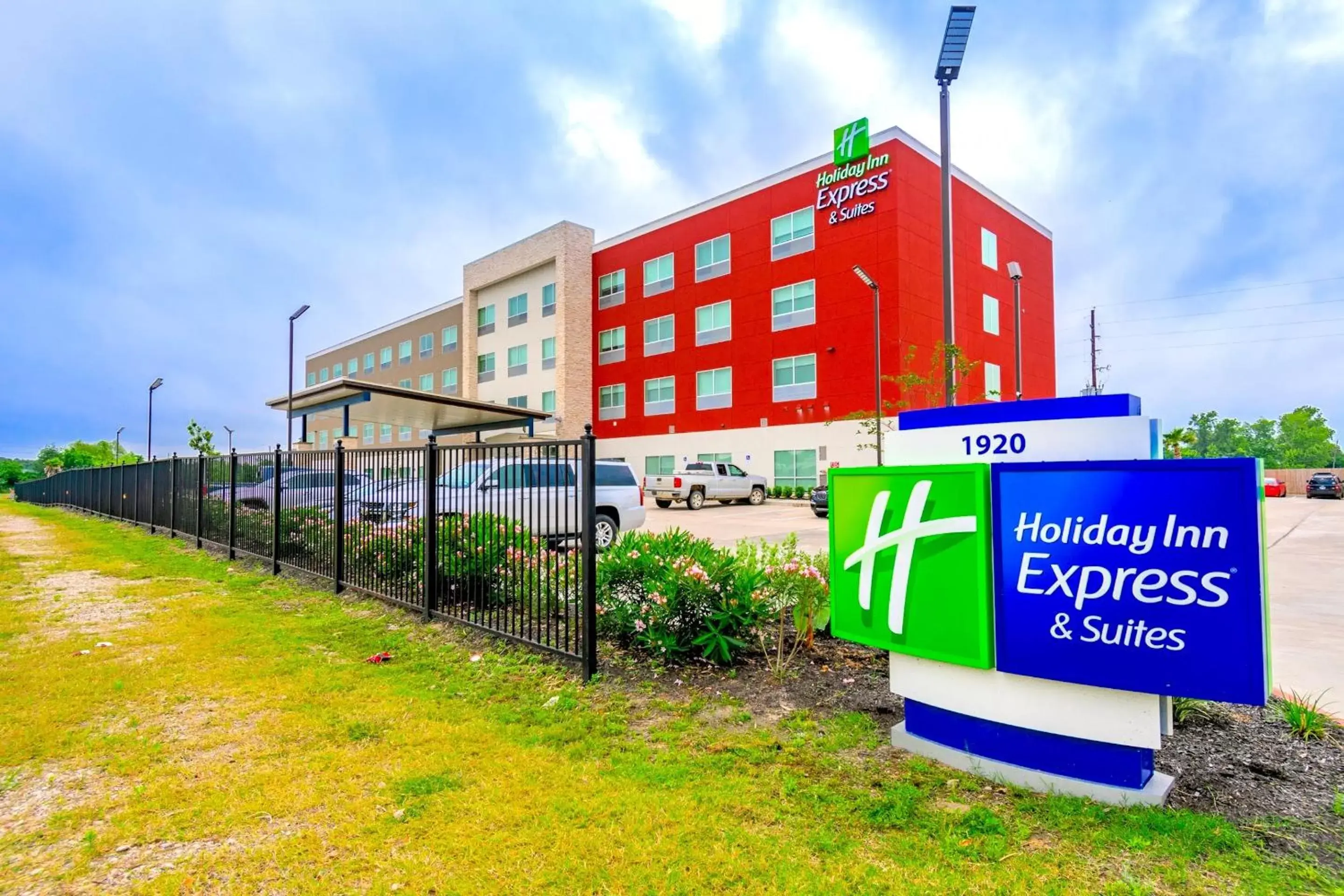 Property Building in Holiday Inn Express & Suites - Houston IAH - Beltway 8, an IHG Hotel