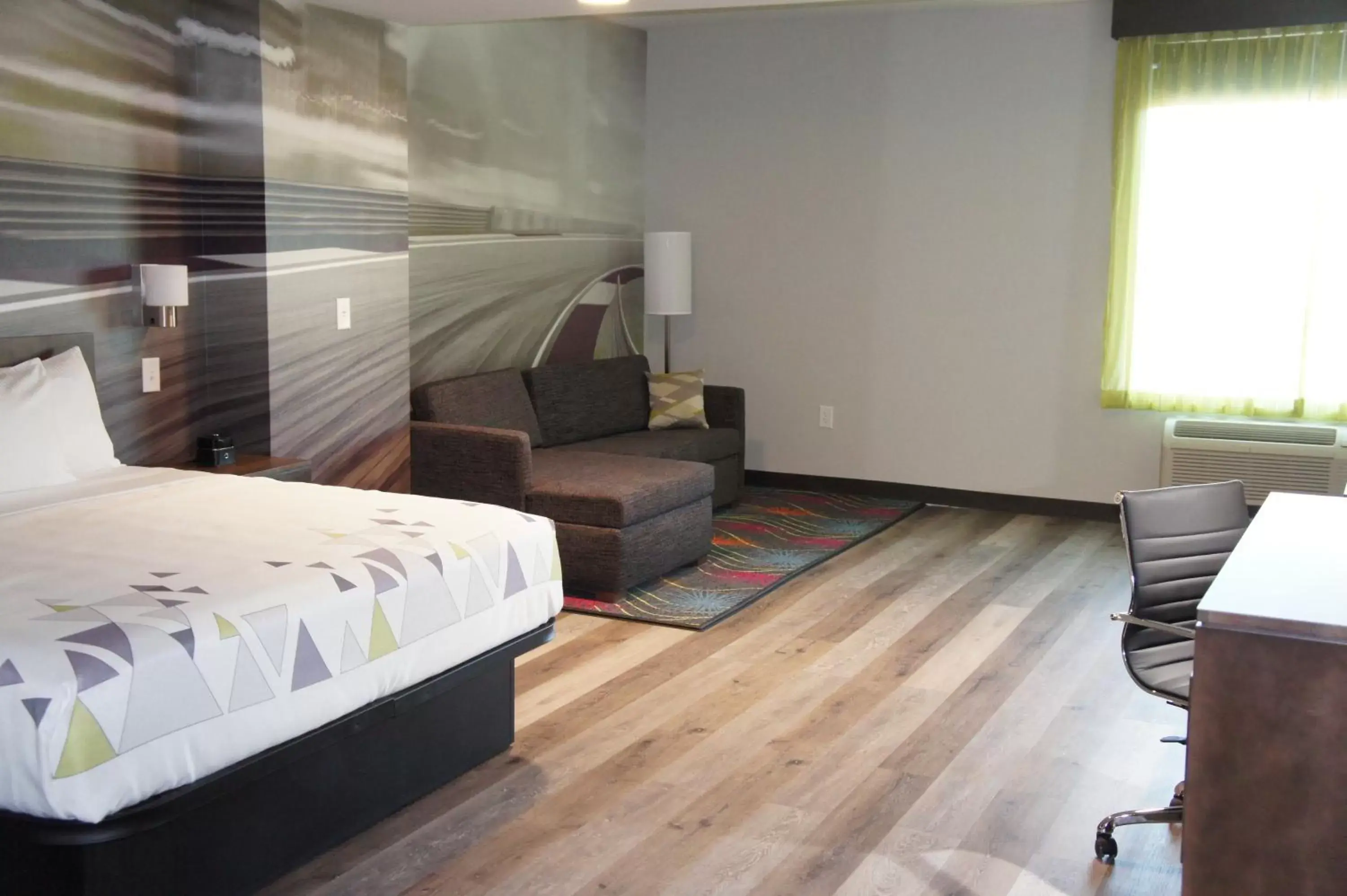 Bed in La Quinta Inn & Suites by Wyndham Braselton