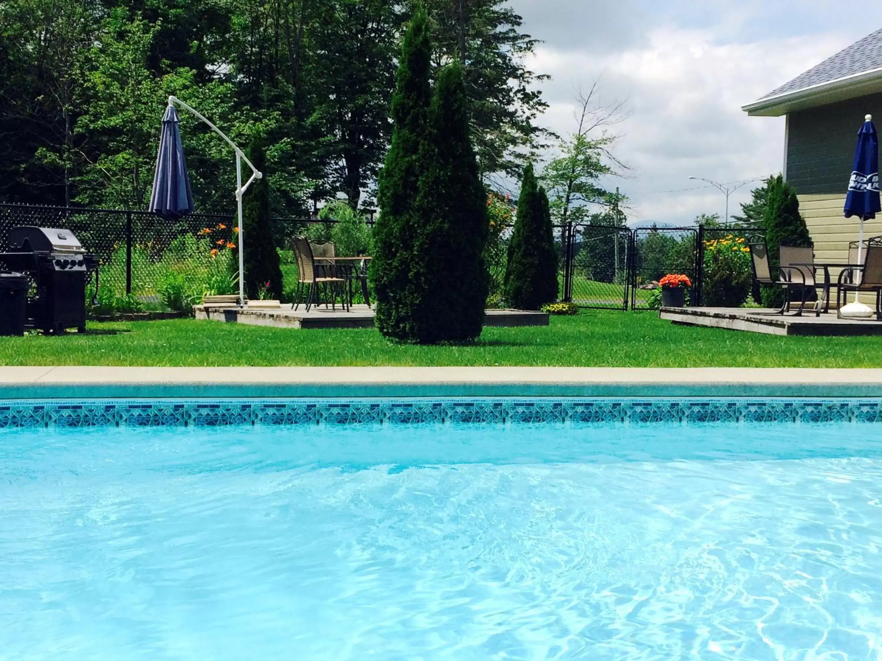 BBQ facilities, Swimming Pool in Motel des Cèdres