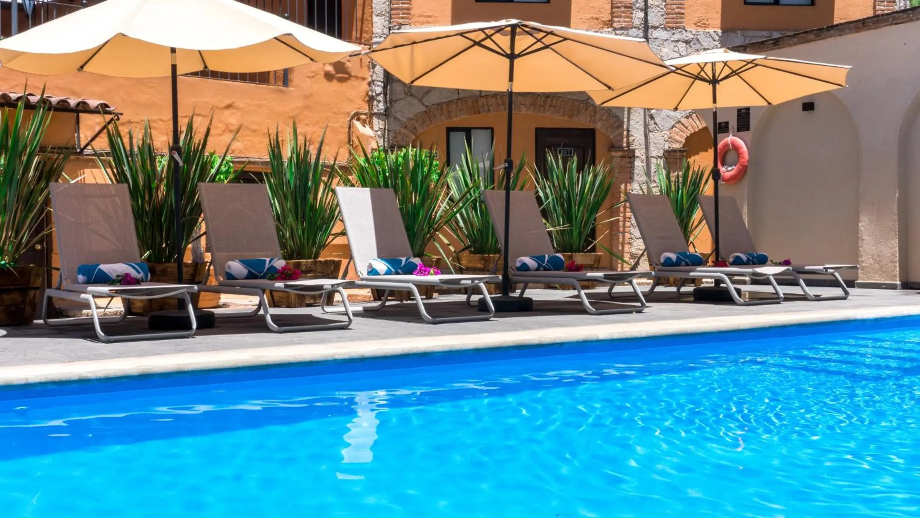 Swimming Pool in Hotel Abadia Plaza