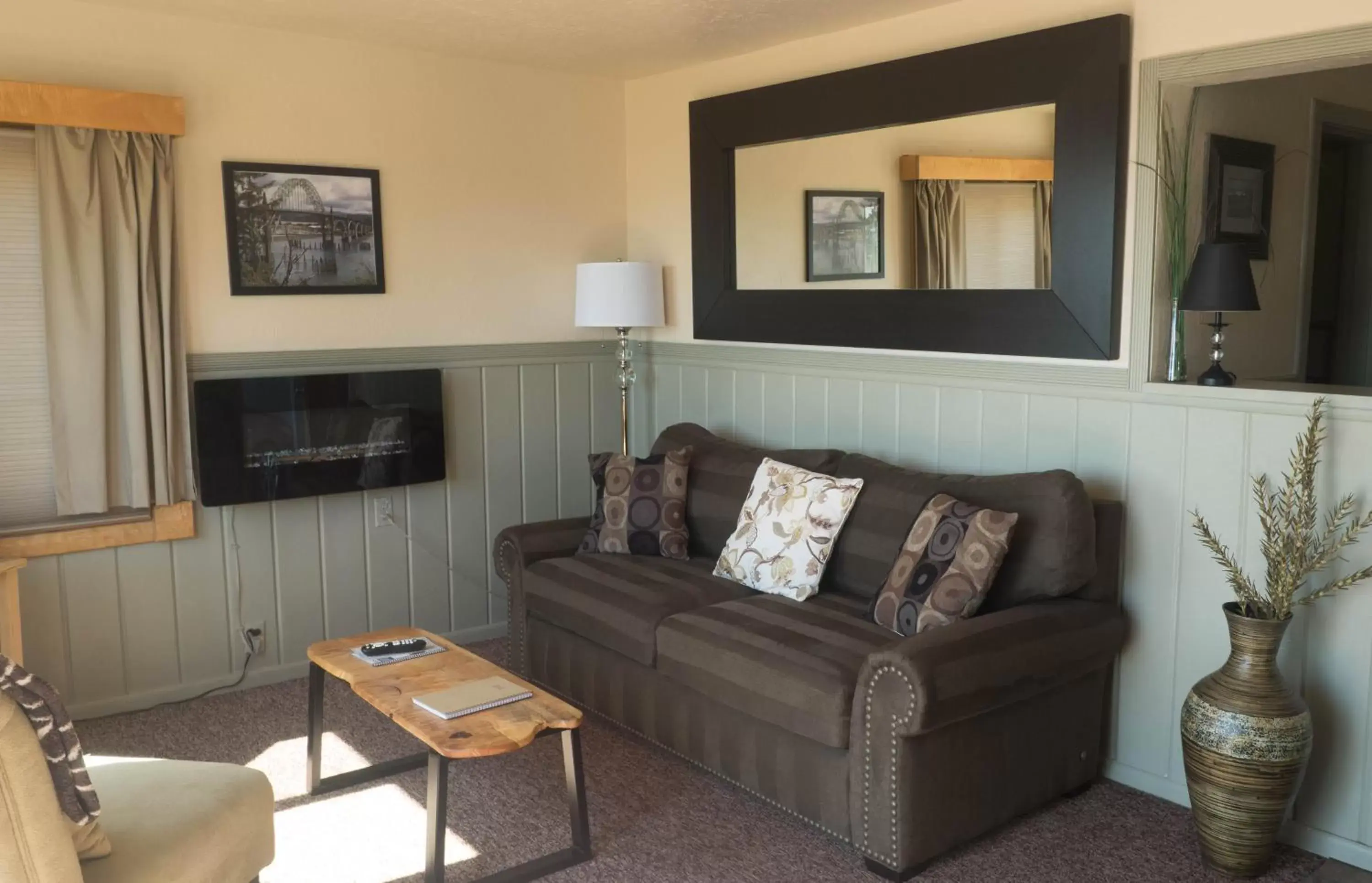 Living room, Seating Area in Agate Beach Motel