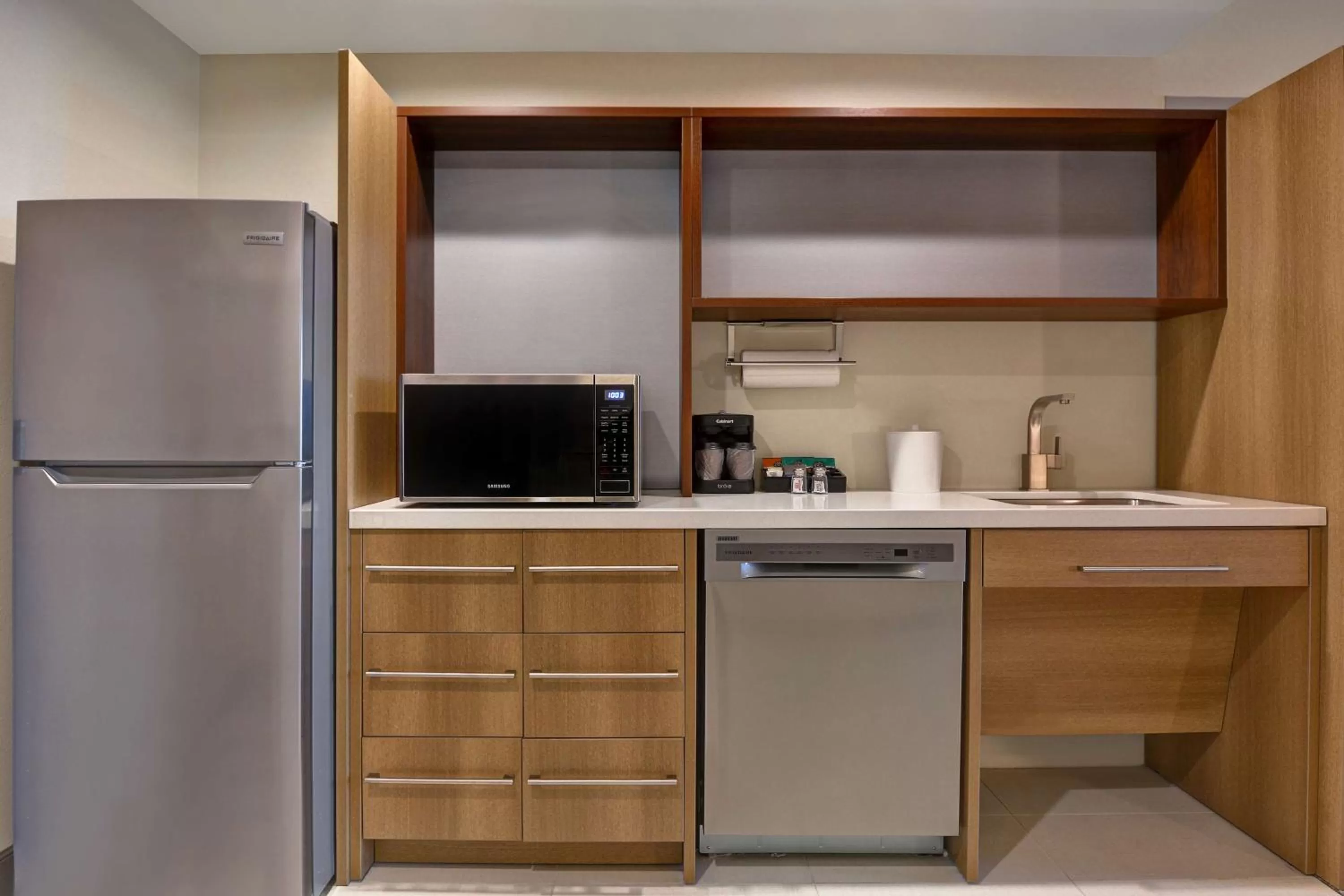 Kitchen or kitchenette in Home2 Suites By Hilton Orlando Flamingo Crossings, FL