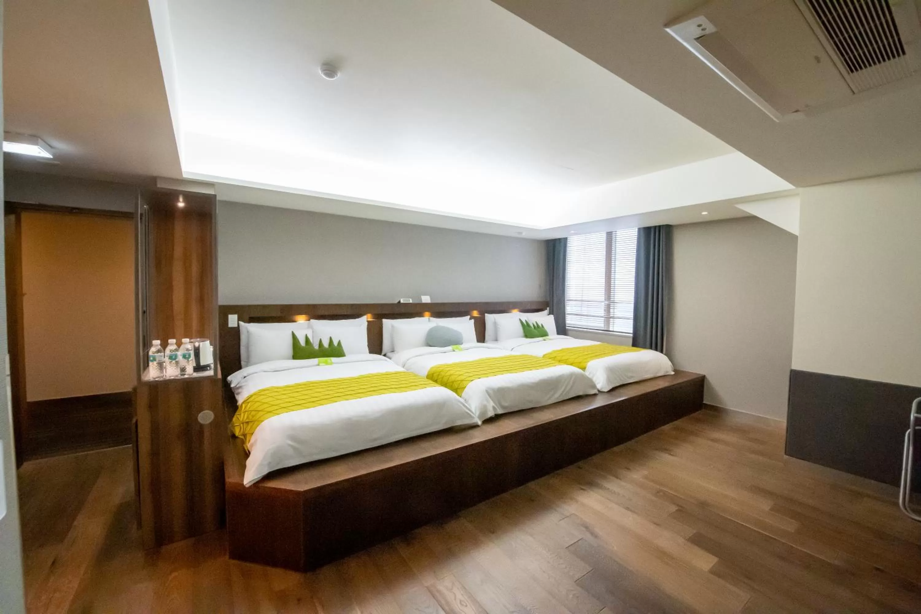 Photo of the whole room, Bed in Metro Hotel Myeongdong