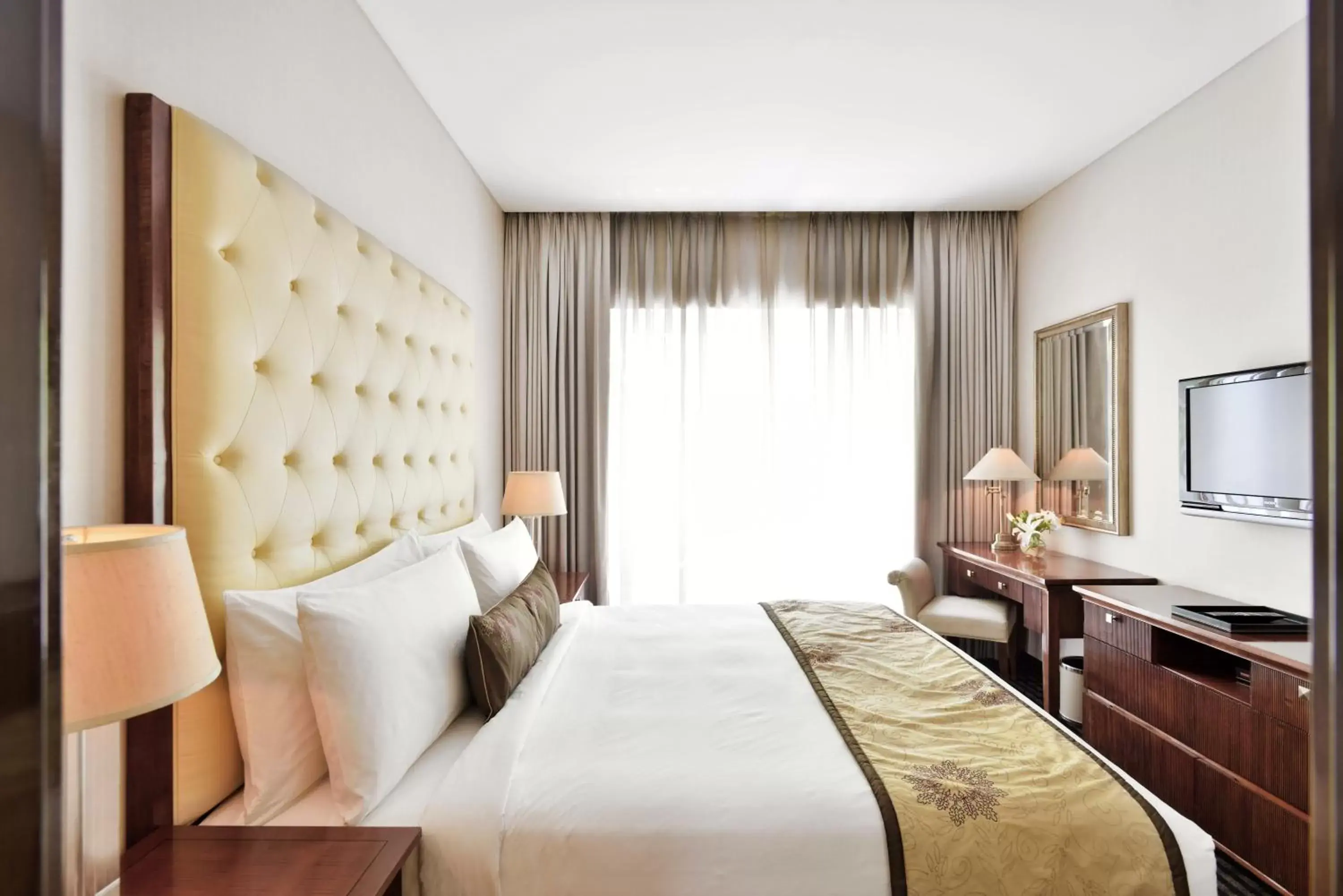 Bed in Marriott Suites Pune