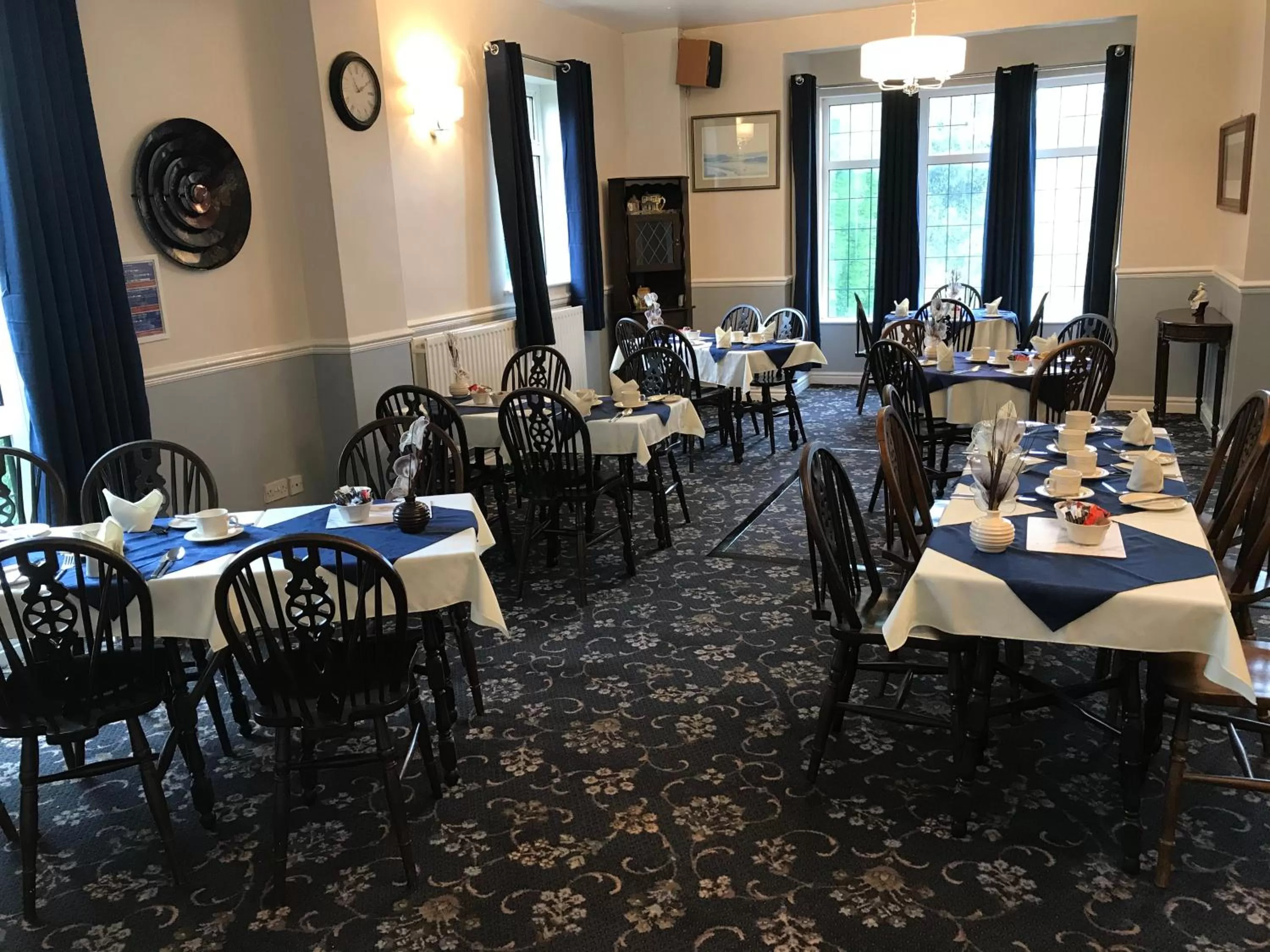 Restaurant/places to eat in Holly Trees Hotel