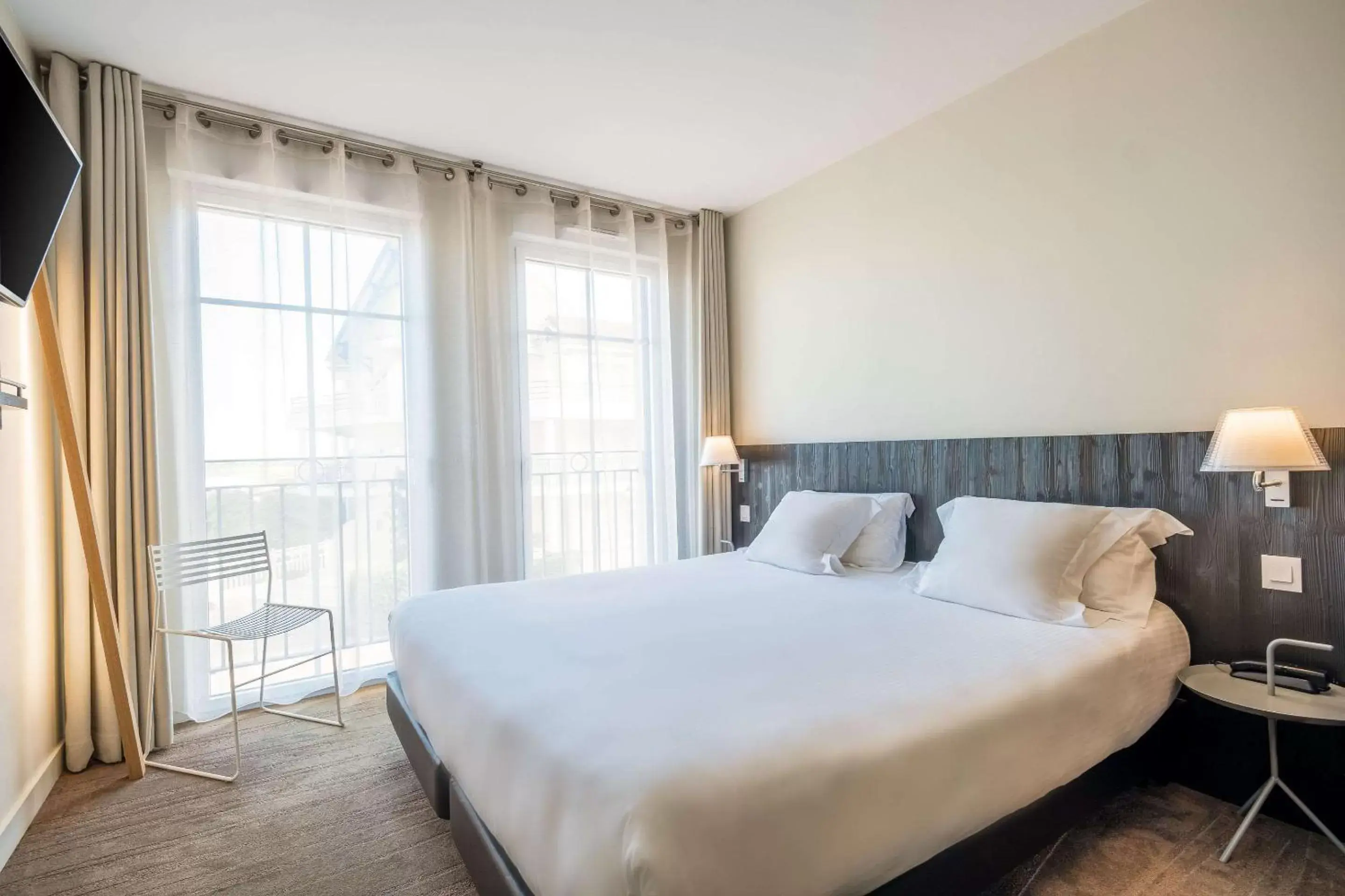 Photo of the whole room, Bed in Les Flots - Hôtel et Restaurant face à l'océan - Châtelaillon-Plage
