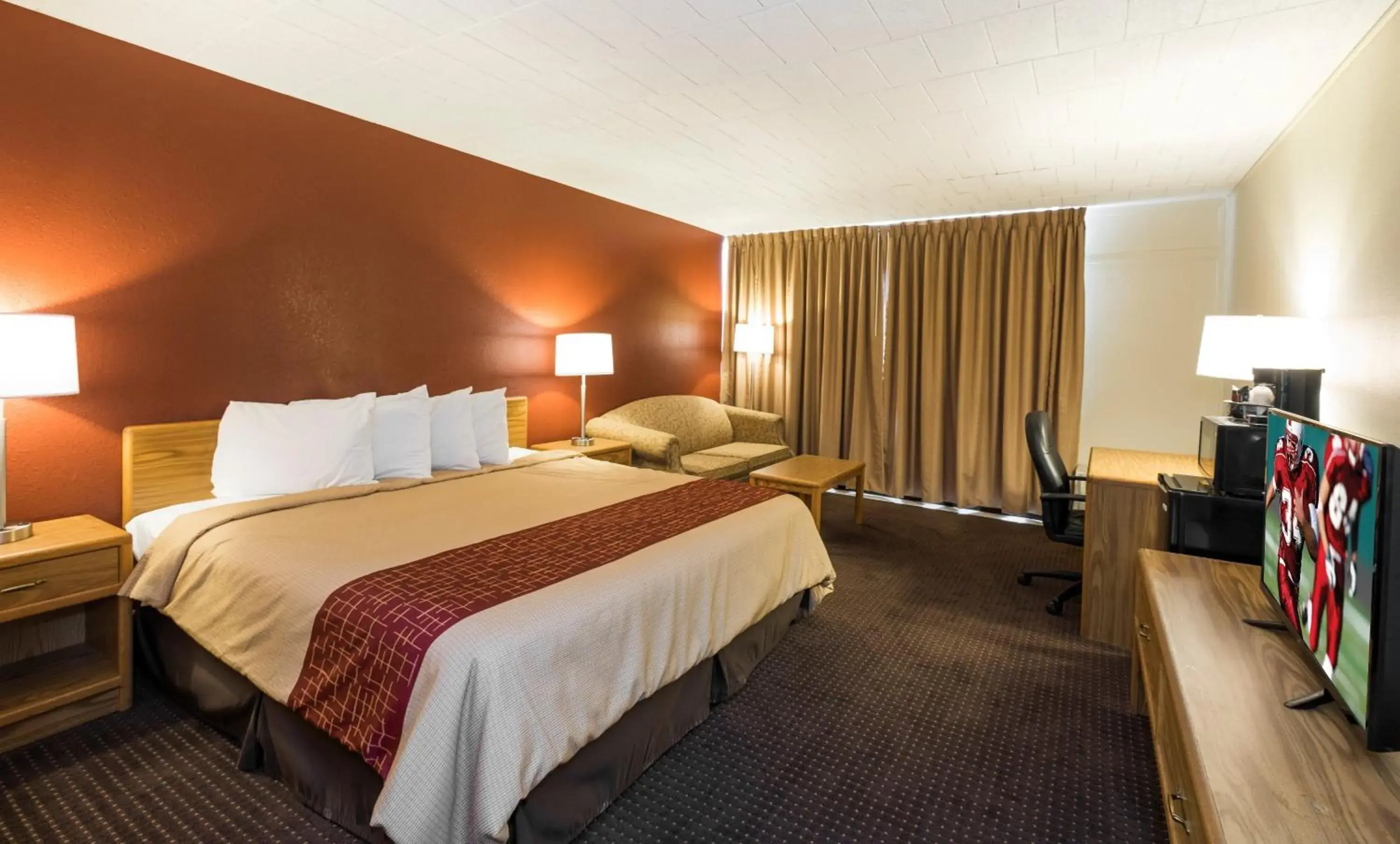 Photo of the whole room, Bed in Days Inn by Wyndham Williamsport Photo of the whole room, Bed in Days Inn by Wyndham Williamsport