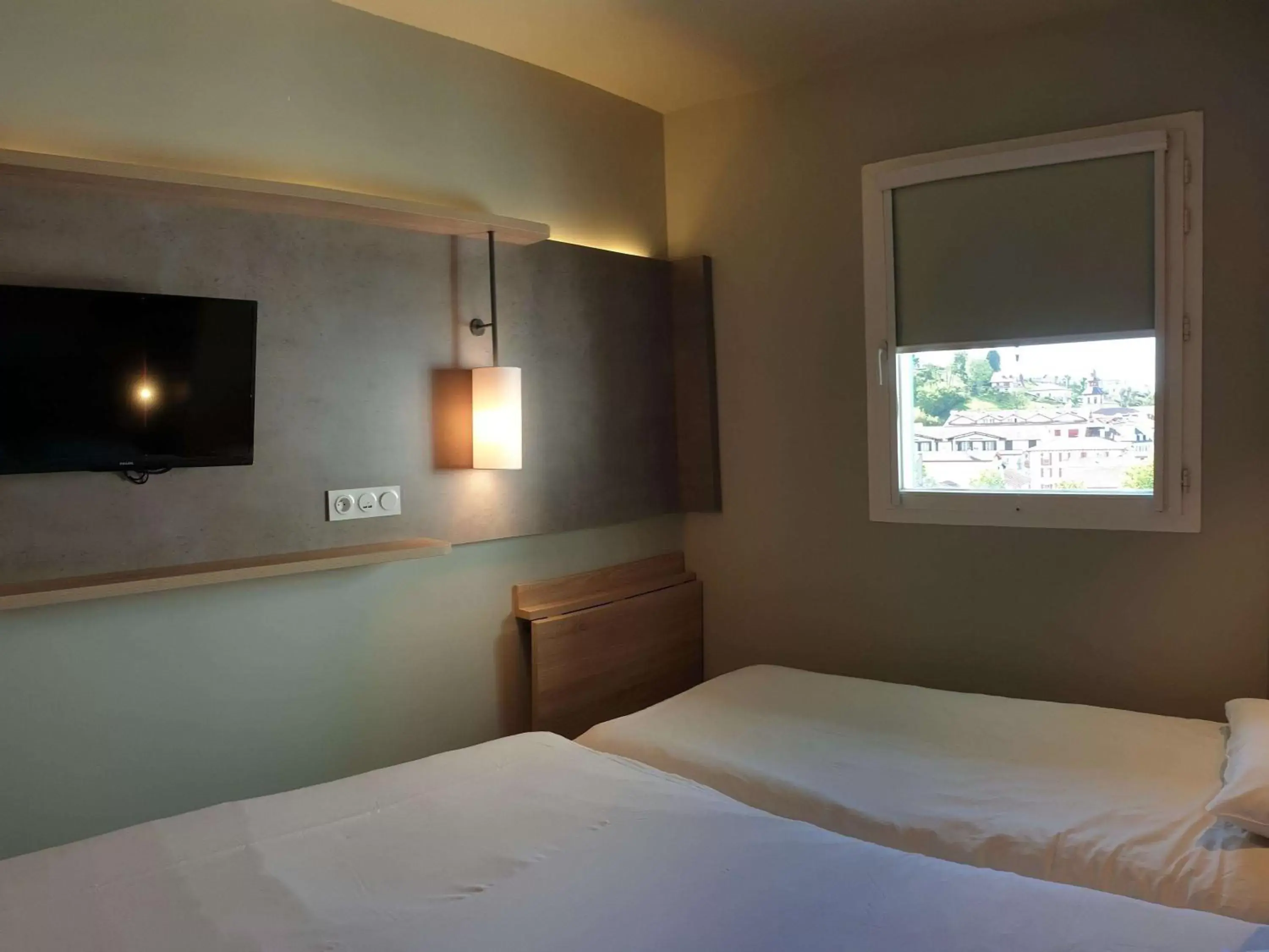 Bed, TV/Entertainment Center in ibis budget Ciboure St-Jean-Luz