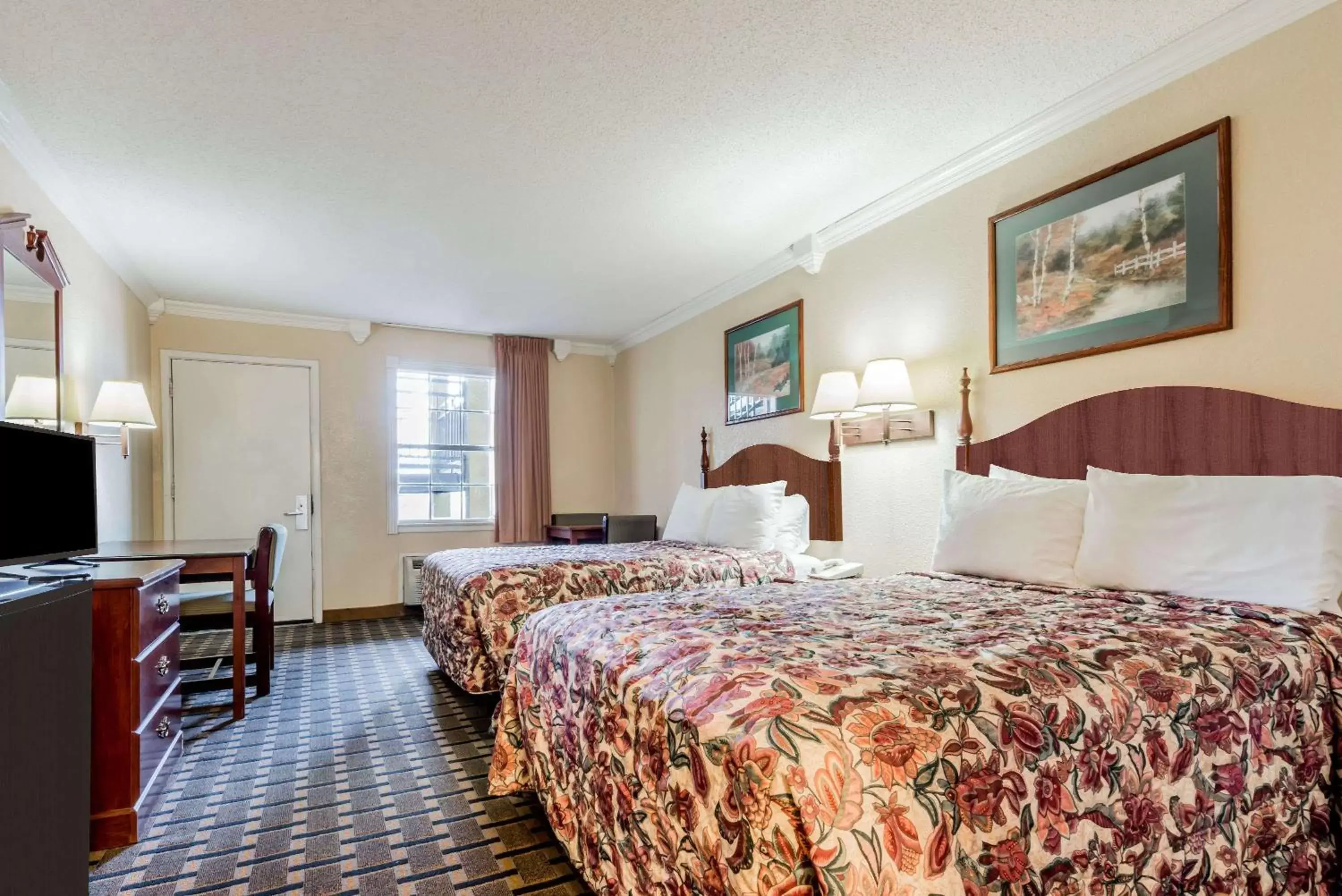 Photo of the whole room, Bed in Knights Inn Greenville