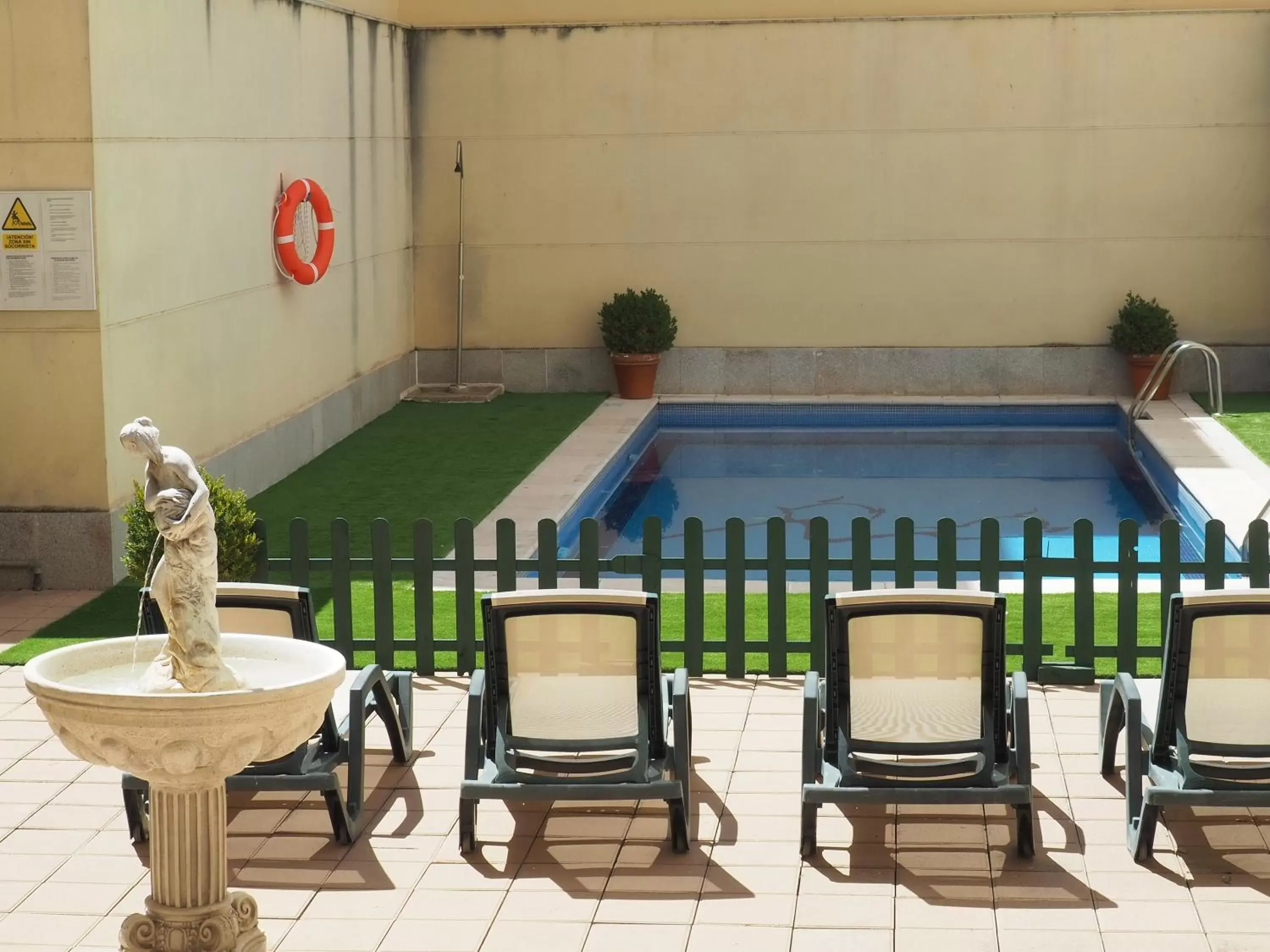 Swimming Pool in Hotel Ele Puente Romano de Salamanca
