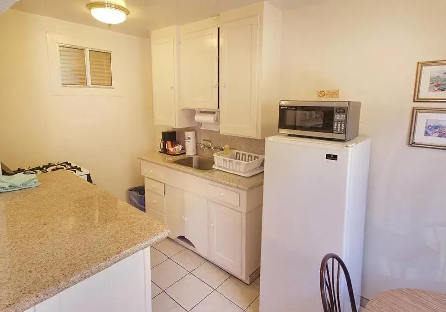 Kitchen or kitchenette, Kitchen/Kitchenette in Capitola Venetian Hotel