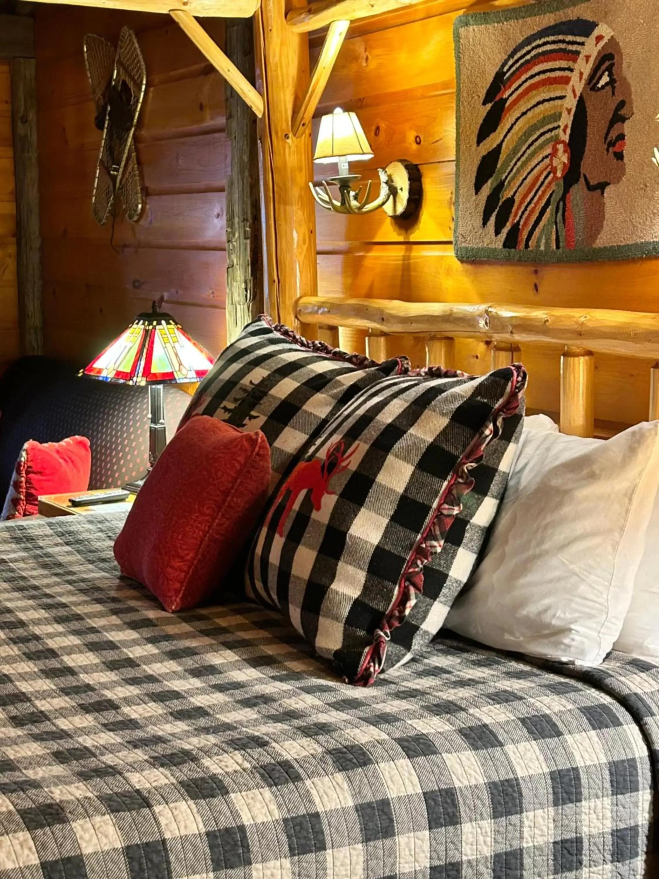 Bed in The Common Man Inn, Spa & Lodge