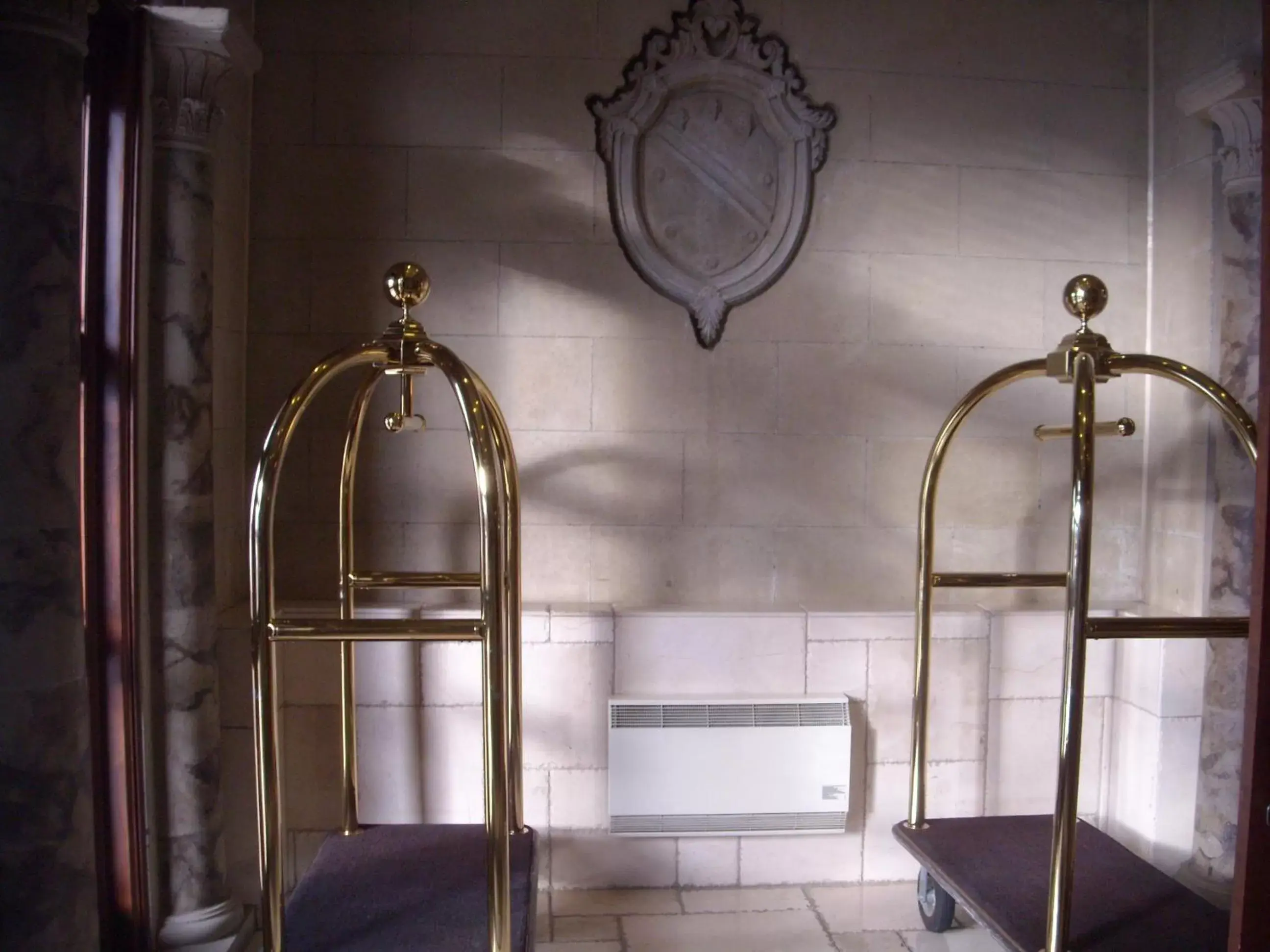 Lobby or reception, Bathroom in Hotel Brossard