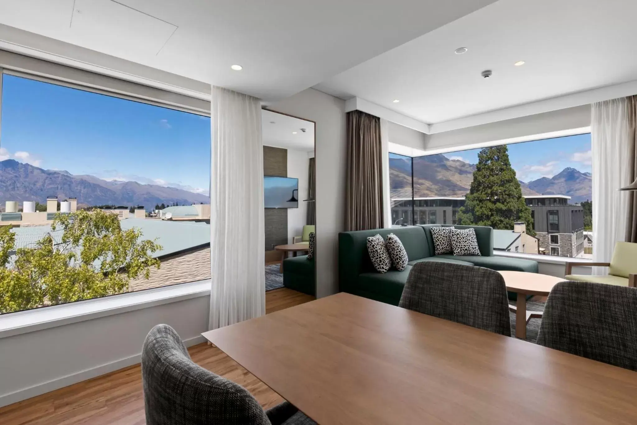 Photo of the whole room, Mountain View in Holiday Inn Express & Suites Queenstown, an IHG Hotel