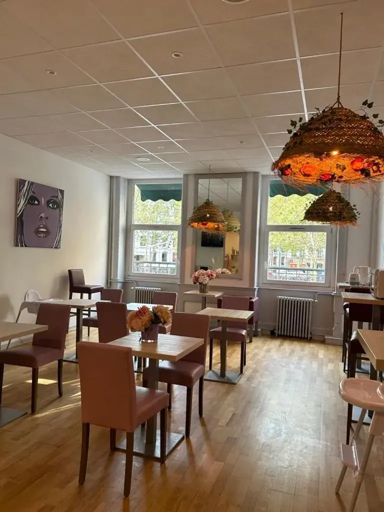Property building, Restaurant/Places to Eat in Hôtel de la Croix-Rousse