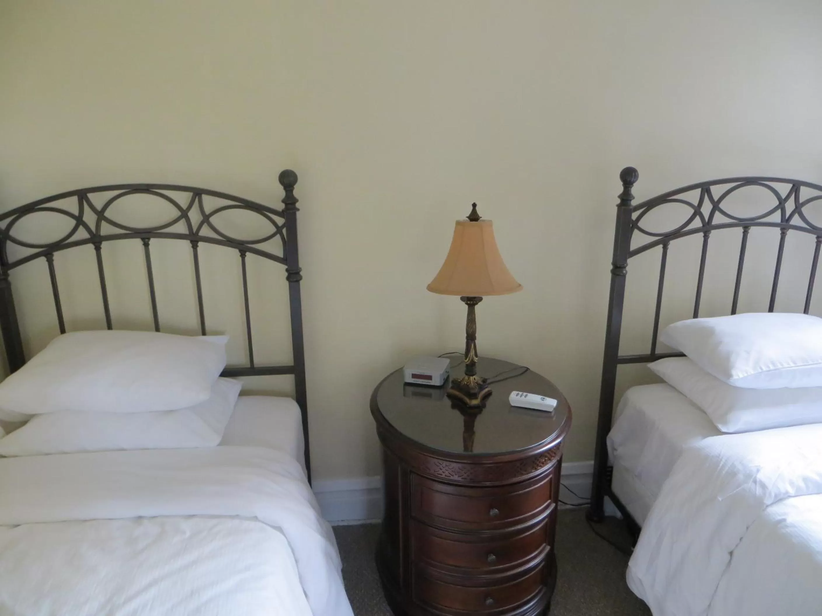 Bed in The Polo Inn Bridgeport U.S.A.