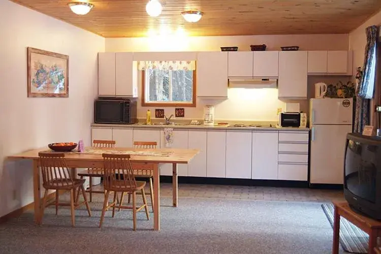 Dining area, Kitchen/Kitchenette in Tulip Inn