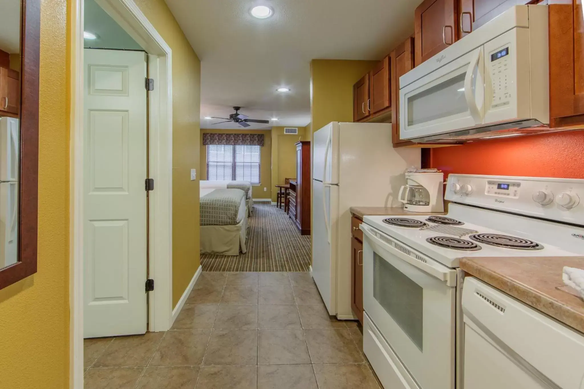 Photo of the whole room, Kitchen/Kitchenette in Holiday Inn Club Vacations Fox River Resort at Sheridan