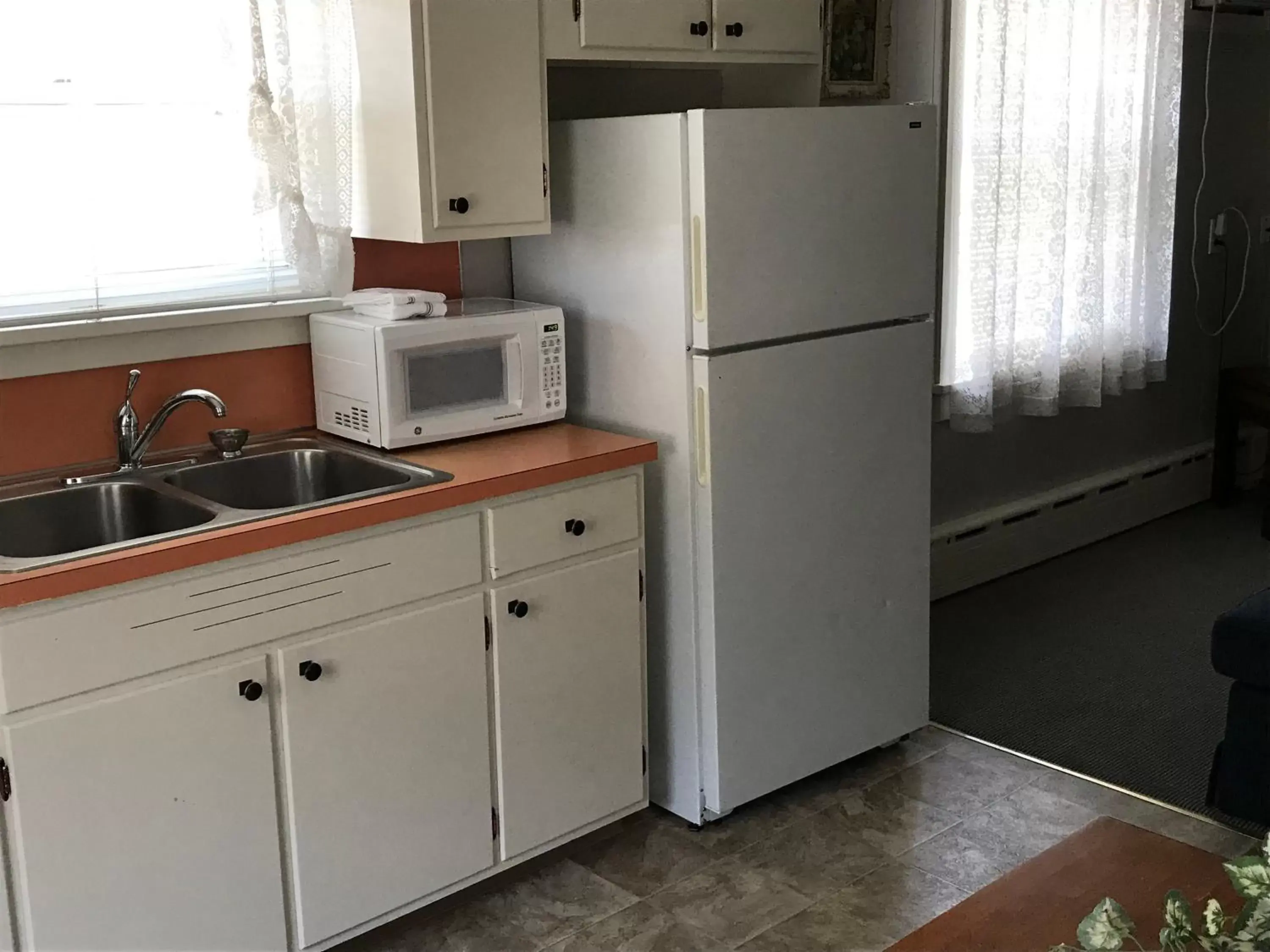 Kitchen/Kitchenette in Simmons Motel and Suites