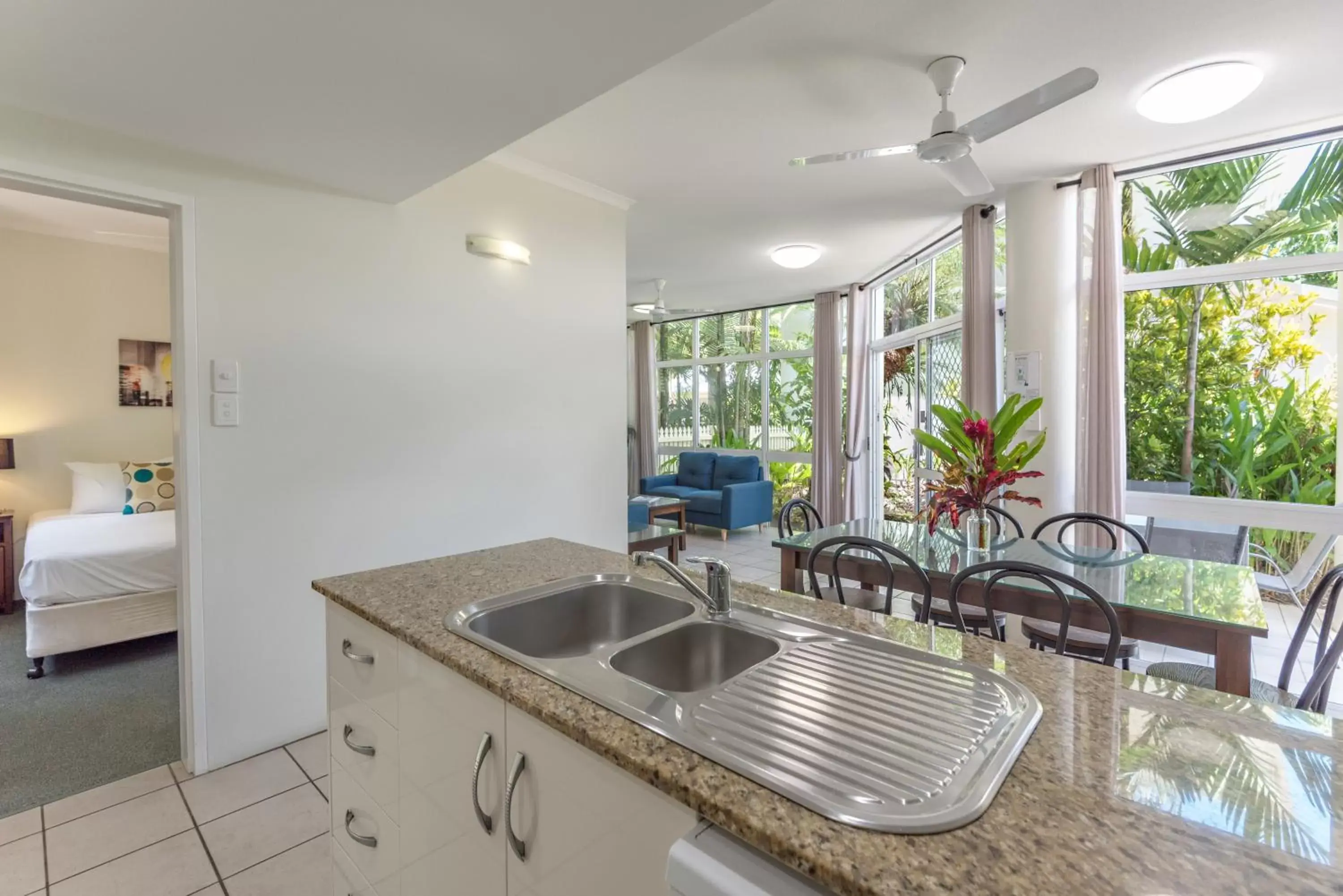 Dining area, Kitchen/Kitchenette in Tropical Nites Holiday Townhouses