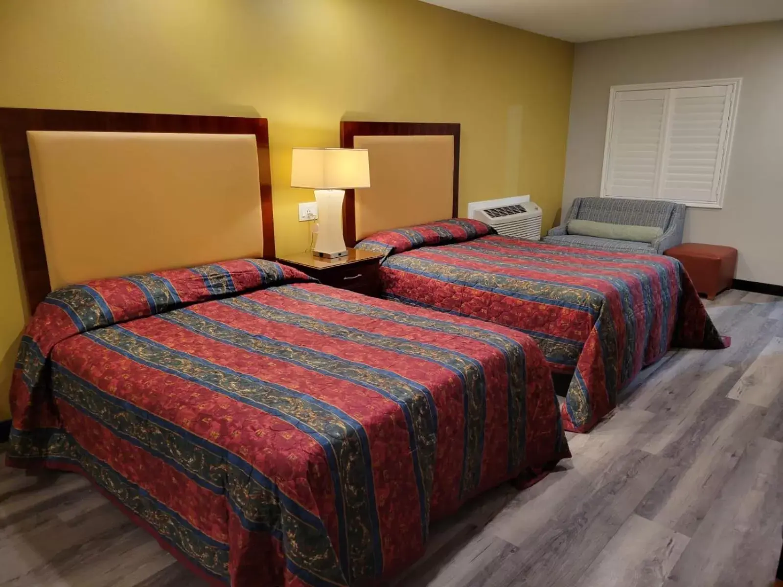 Photo of the whole room, Bed in Stadium Inn & Spas