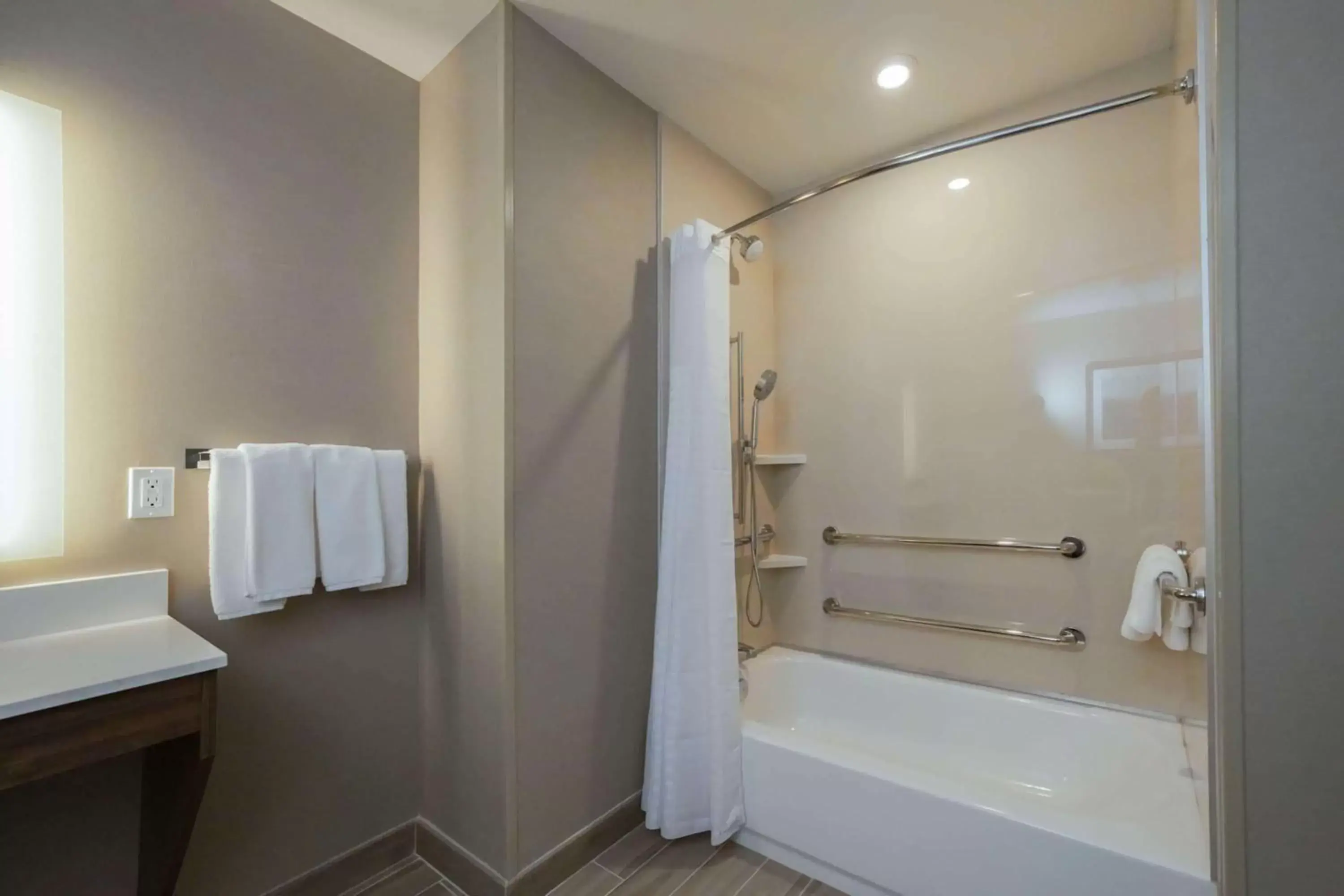 Bathroom in La Quinta Inn & Suites by Wyndham Santa Cruz