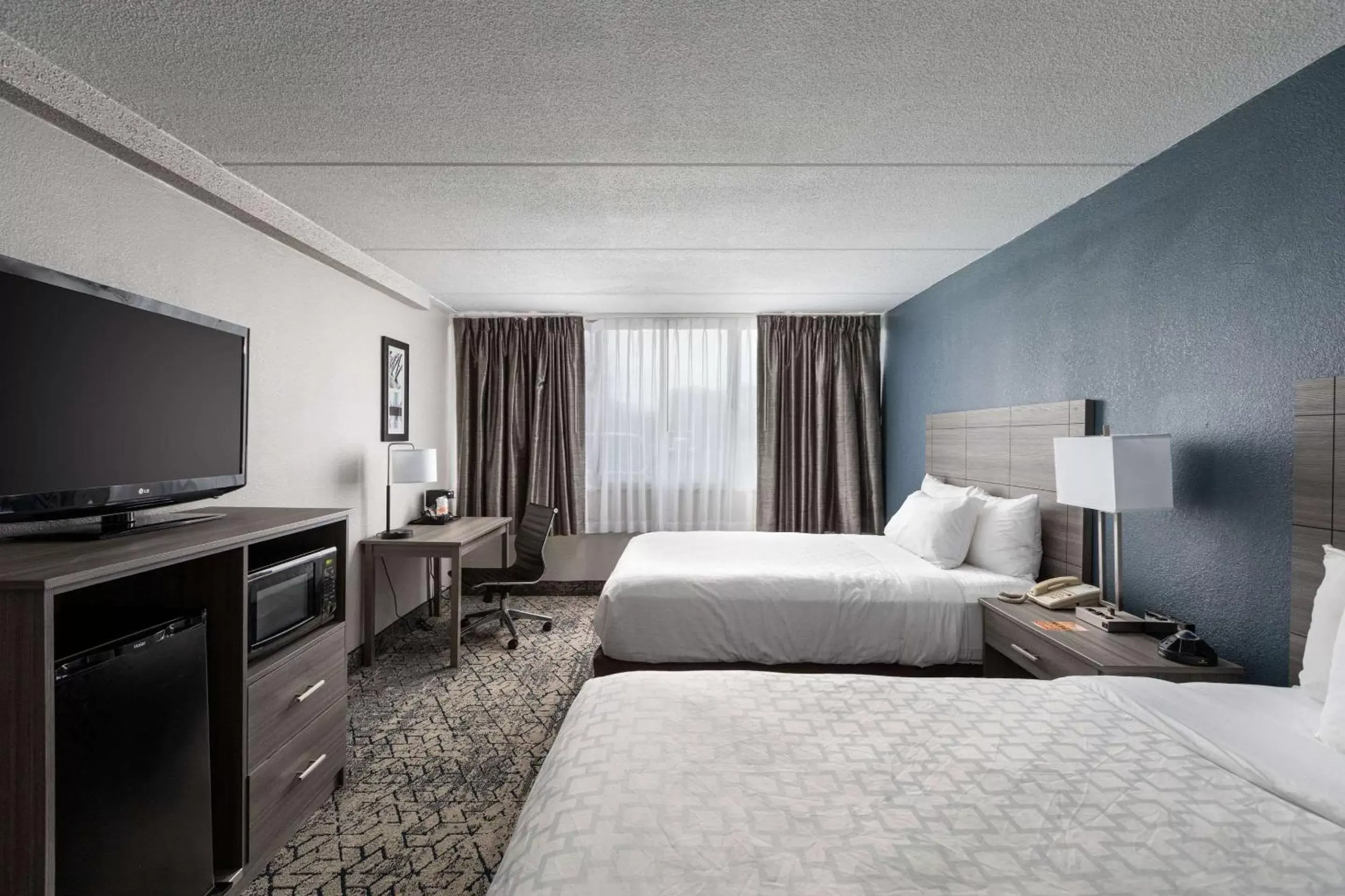 Bedroom, TV/Entertainment Center in Clarion Hotel and Conference Center - Joliet