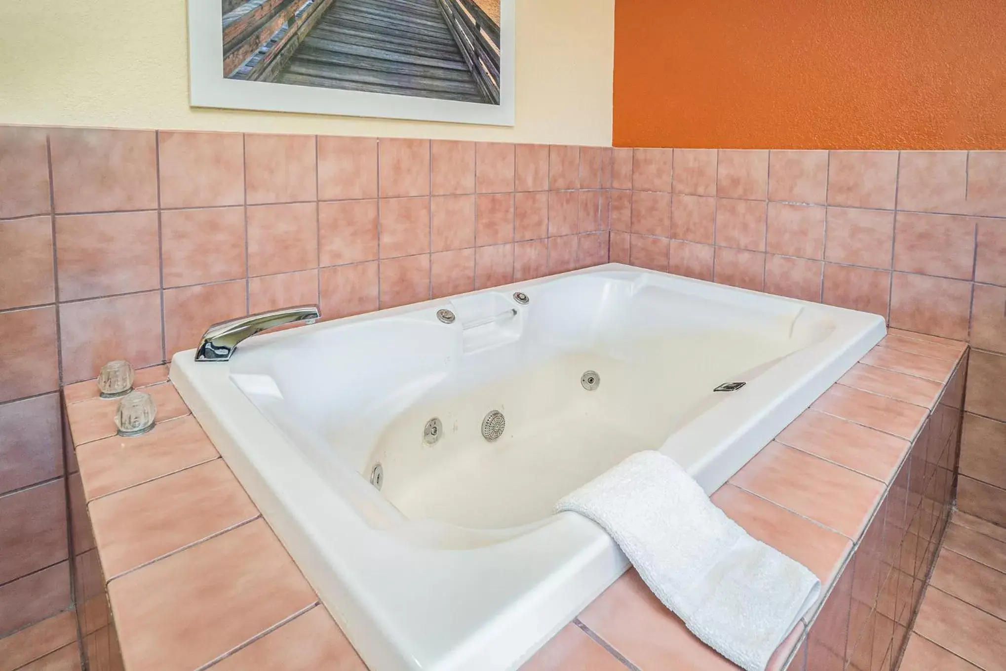 Hot Tub, Bathroom in Days Inn & Suites by Wyndham Traverse City