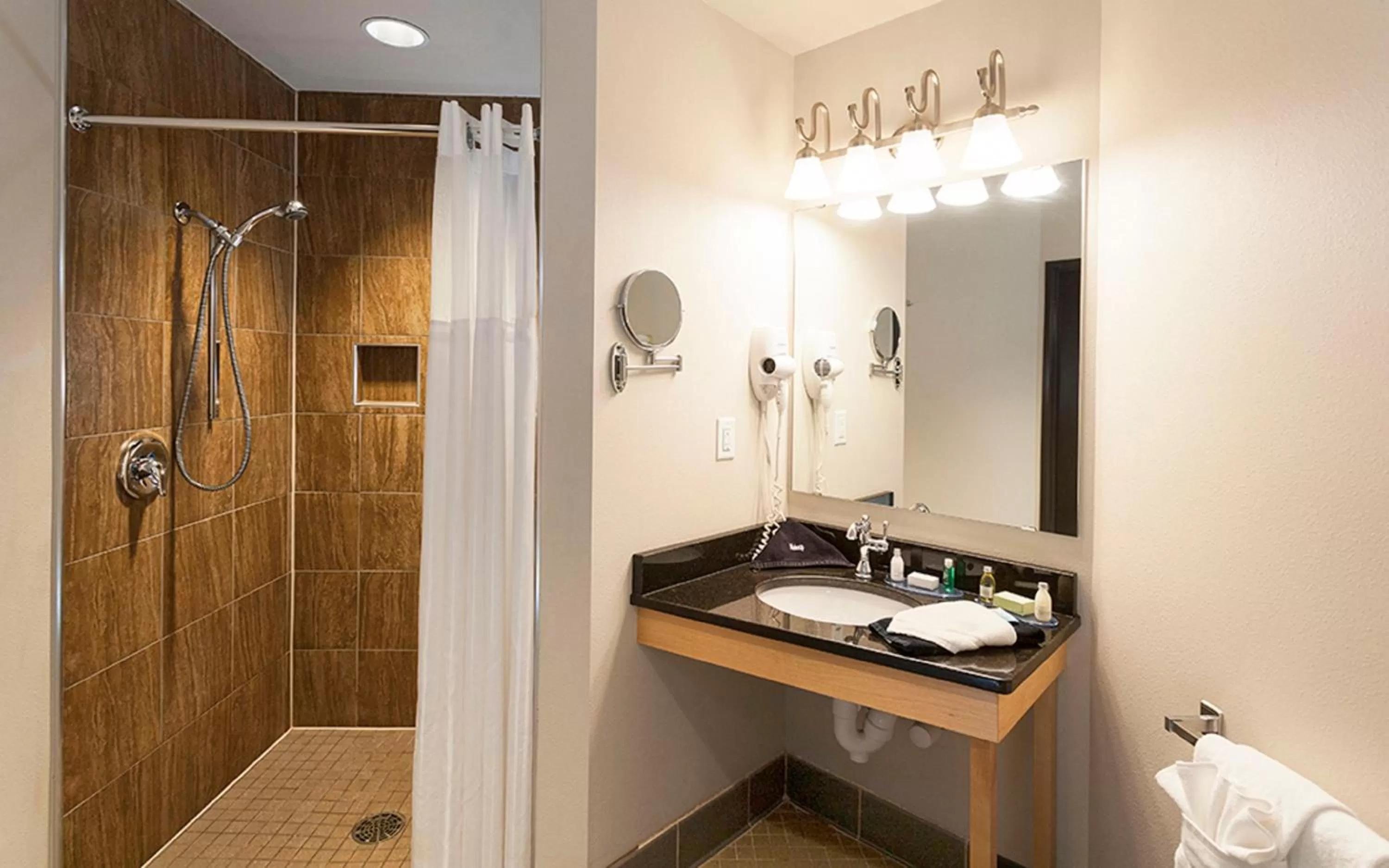 Shower in Park Point Marina Inn